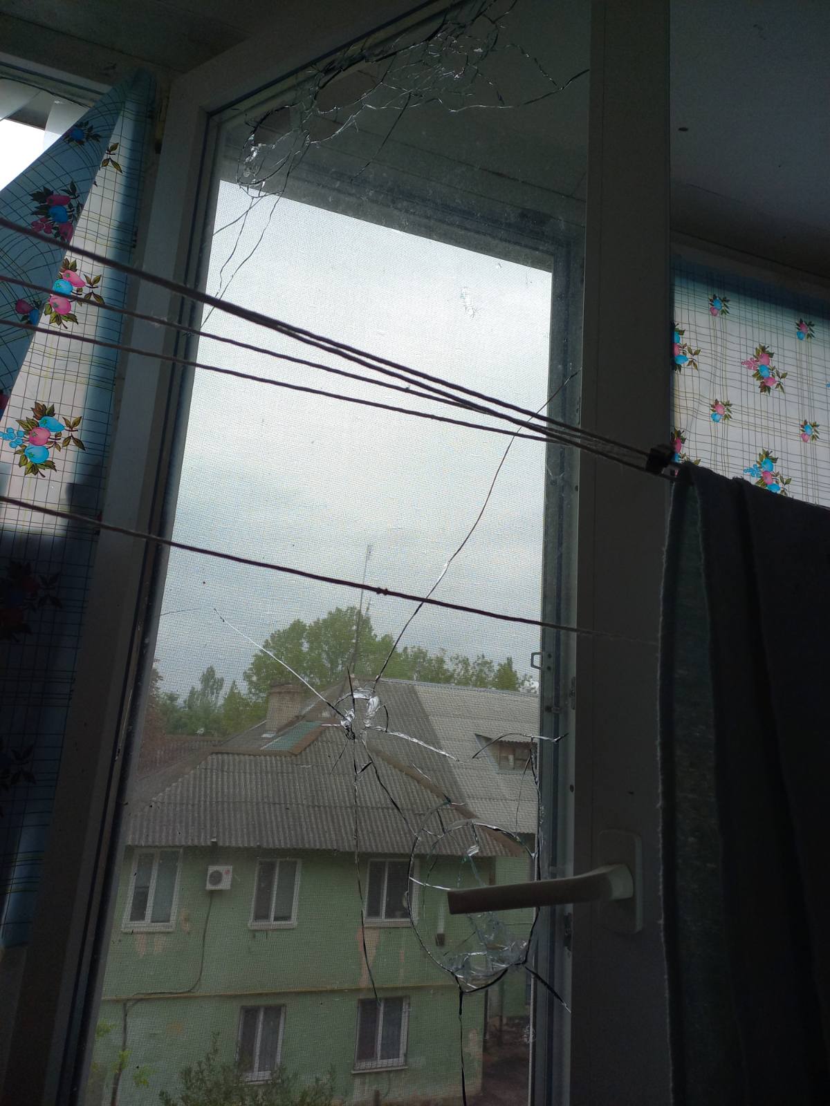 Жінка з Херсона просить допомогти відремонтувати розбитий обстрілом балкон