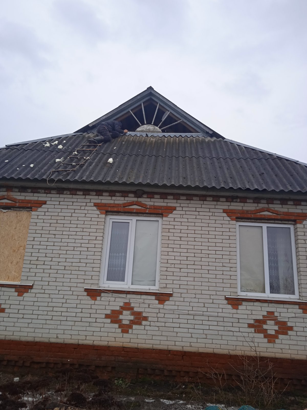 Самотня пенсіонерка змушена виживати у пошкодженому будинку під постійними обстрілами - вона просить допомоги