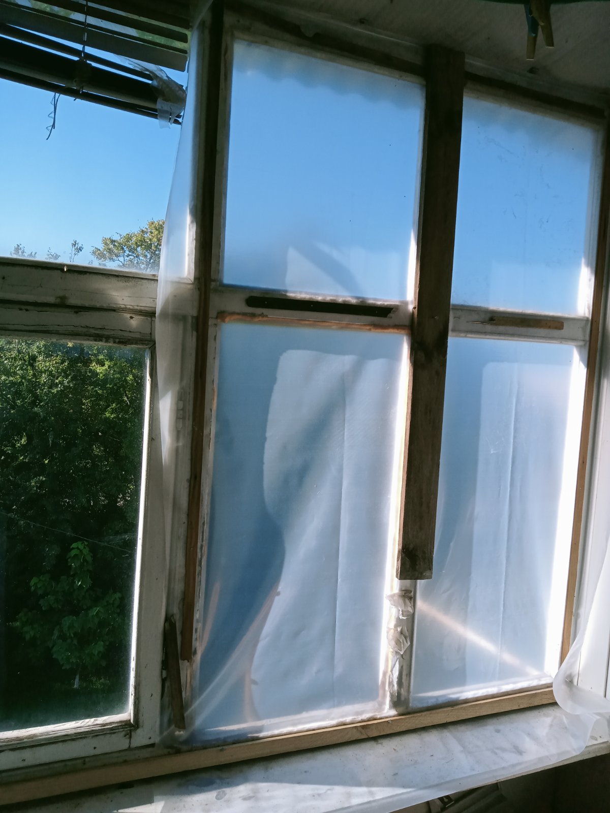 "Після кожного дощу вода рікою тече в квартиру"