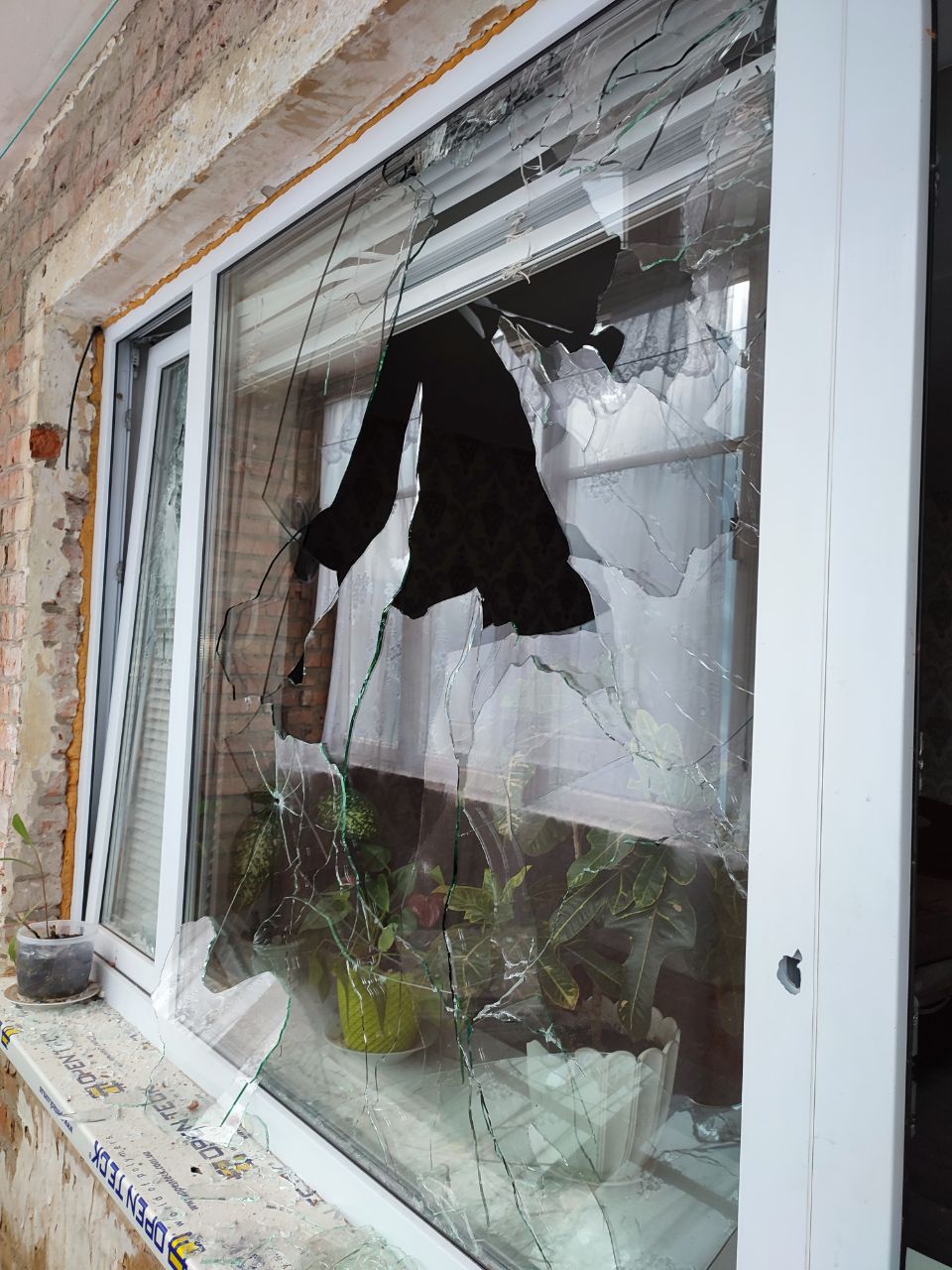 Мати з маленькою дитиною просить відновити вікна