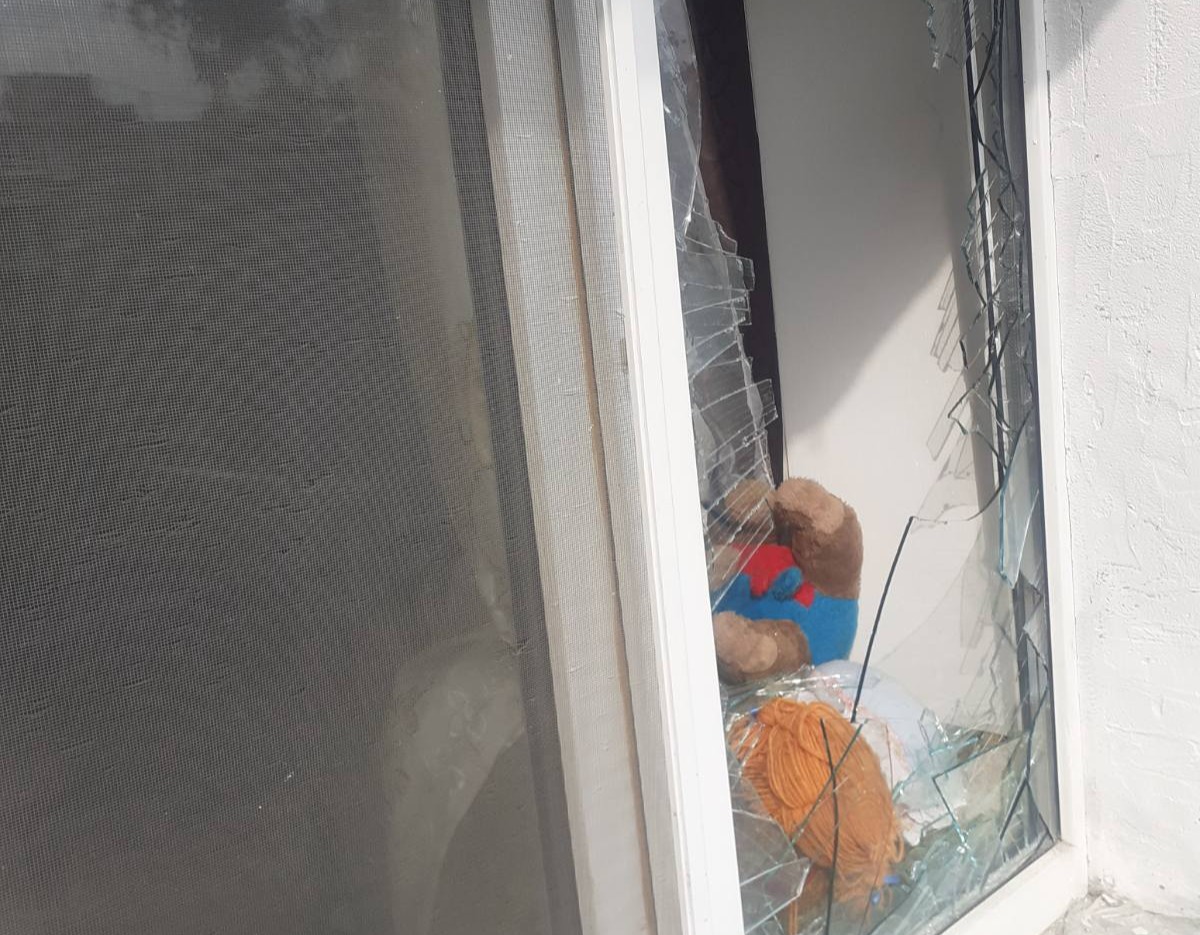 Під час ворожого обстрілу постраждав балконний блок родини із Середино-Буди