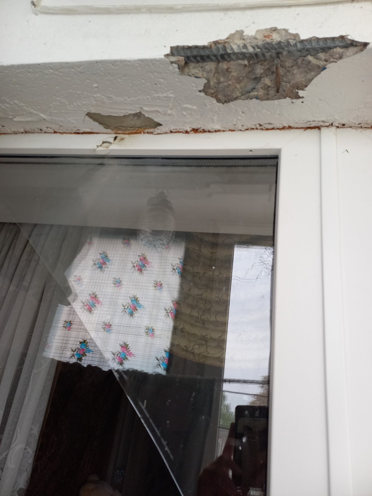 Жінка з Херсона просить допомогти відремонтувати розбитий обстрілом балкон