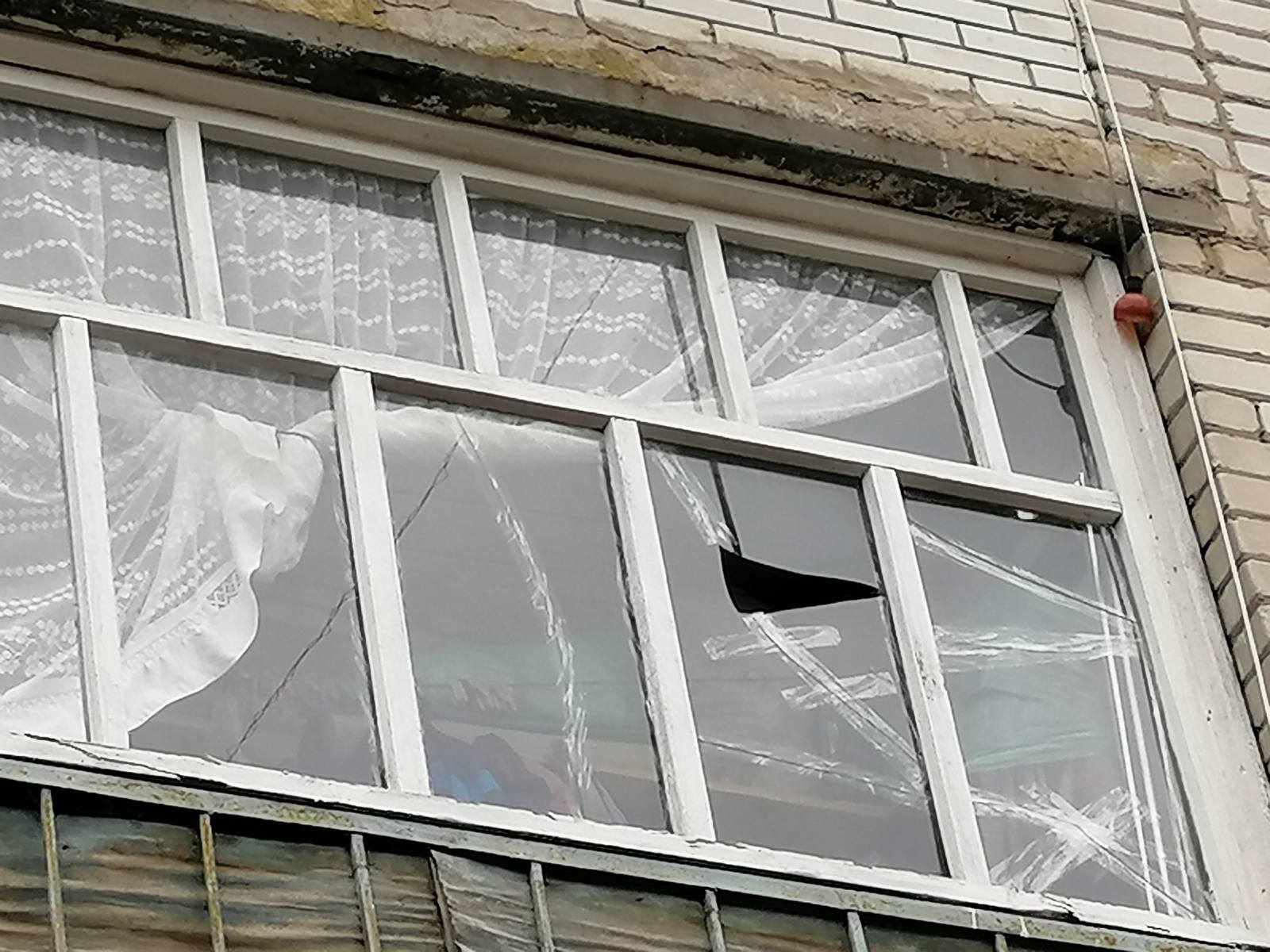 Жінка проживає в будинку без вікон та балконної рами