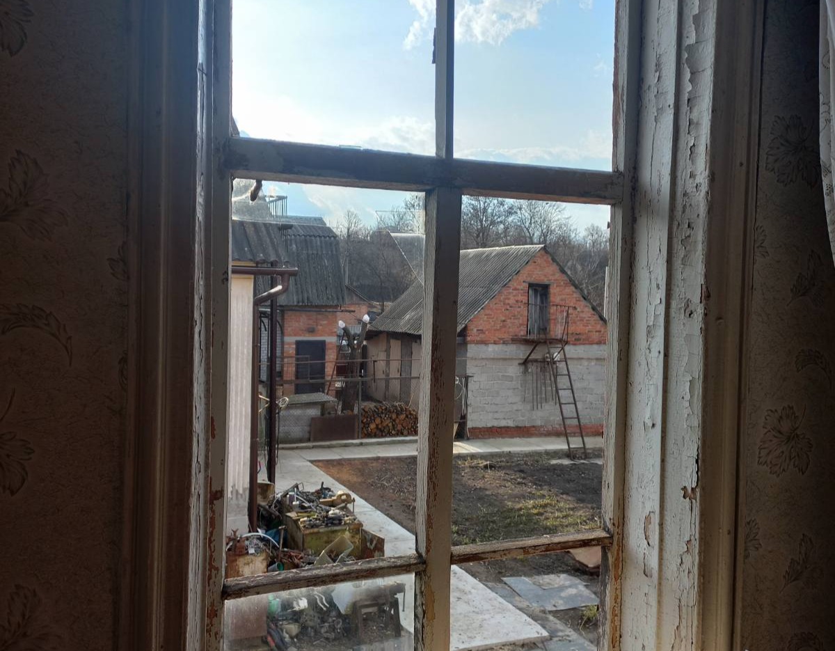 Вибило 5 вікон пенсіонерки з Білопілля