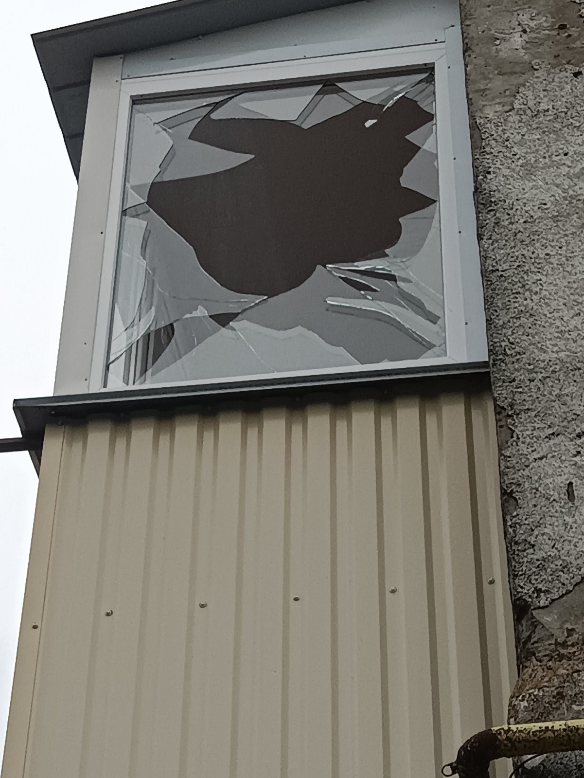 Пенсіонерці із Середино-Буди ворожими осколками пошкоджено вікно