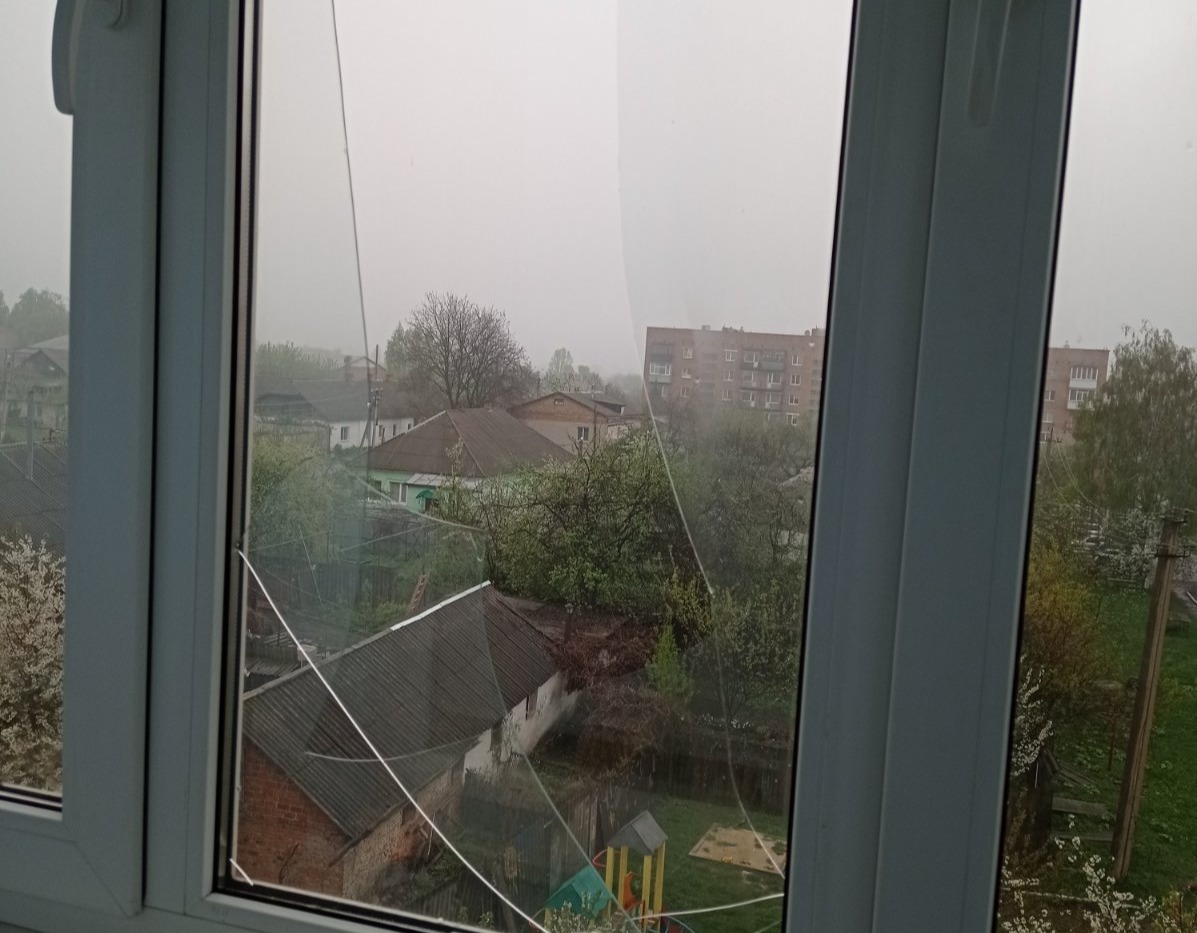 Пошкоджено вікна у квартирі родини з неповнолітньою дитиною