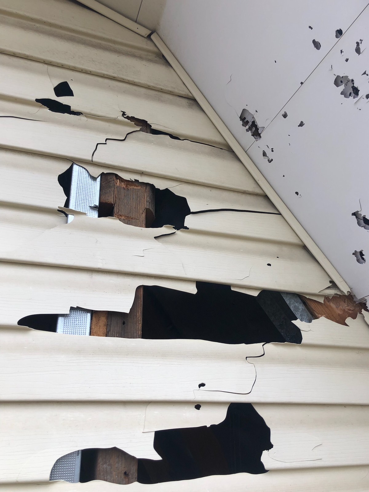 Багатодітній родині з Херсонщини вибило всі вікна у будинку