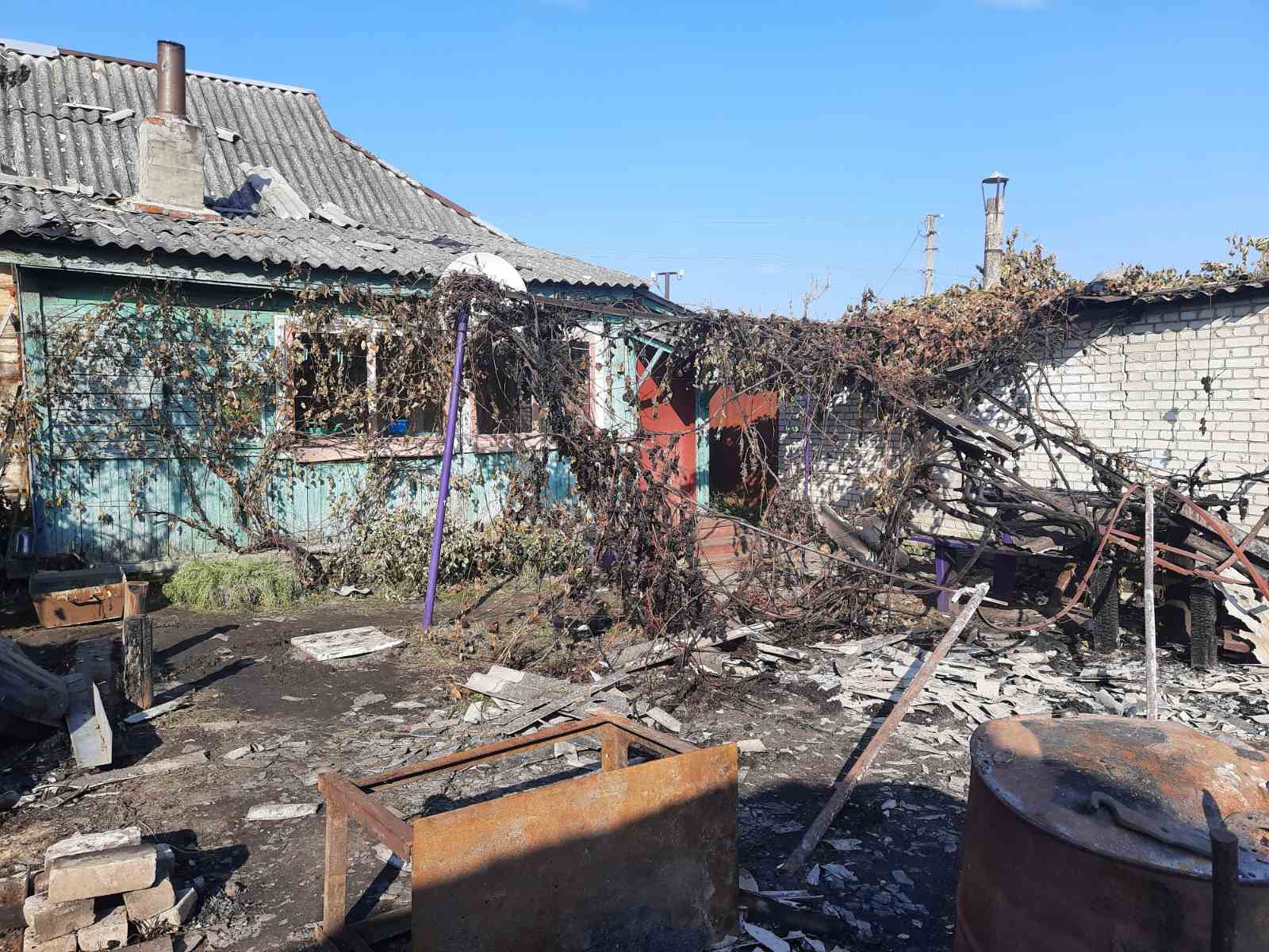 У будинок родини з Сумщини потрапив снаряд