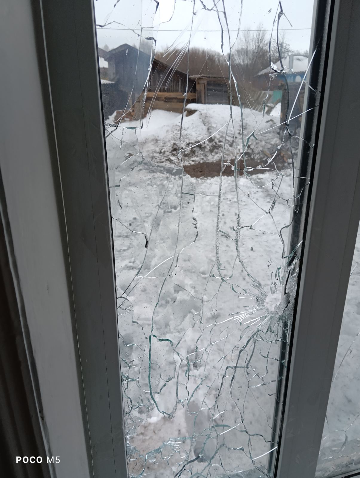 Дитина боїться власного, напівзруйнованого дому