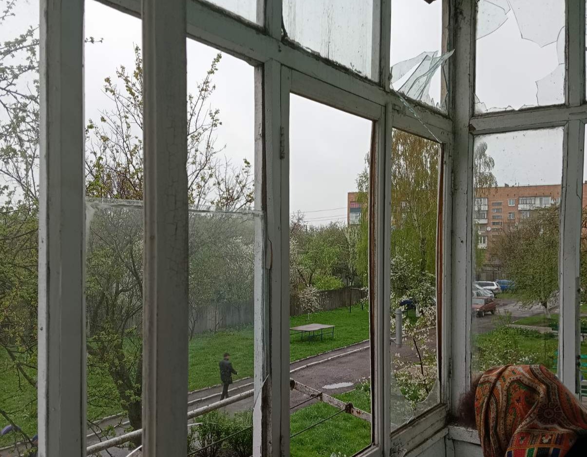 Пошкоджено оселю подружжя пенсіонерів з Білопілля, а саме балконний блок, вікна та балконні двері