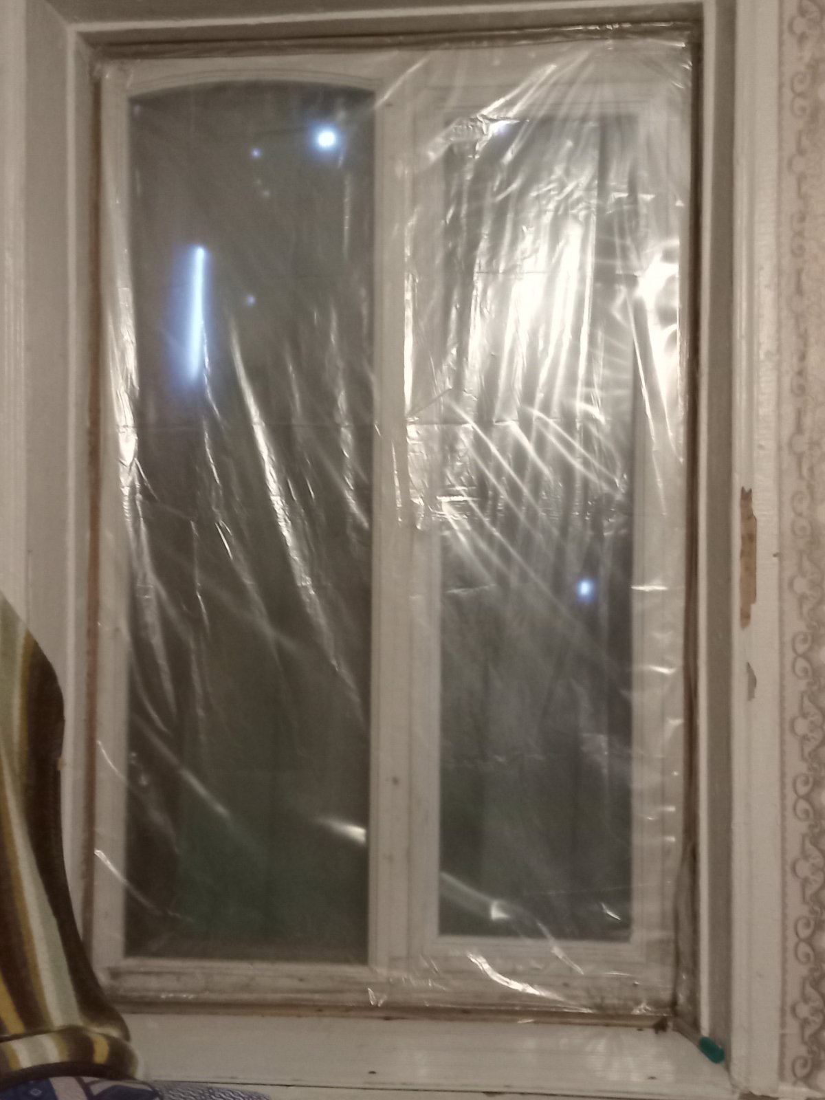 Пенсіонерка зі Зноб-Новгородського живе в будинку з заклеєними плівкою вікнами