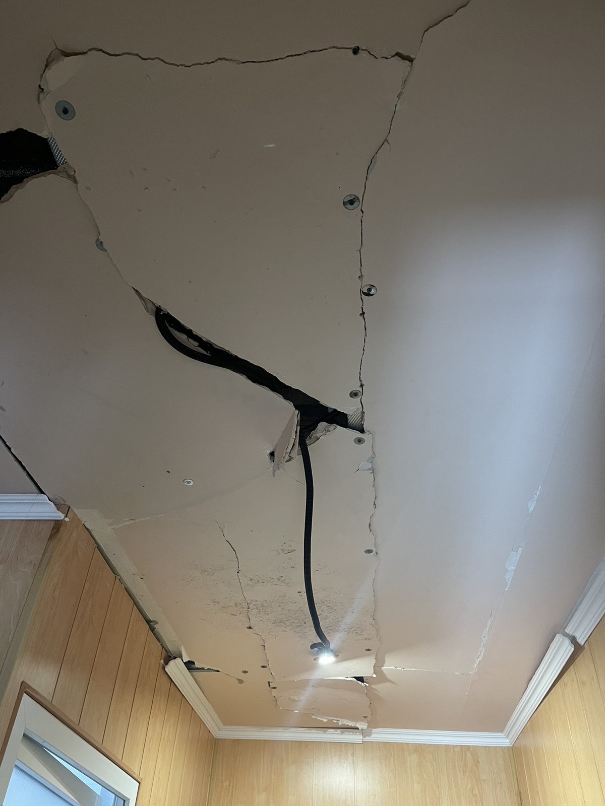 Жінка з родини військових живе в будинку, пошкодженому обстрілами