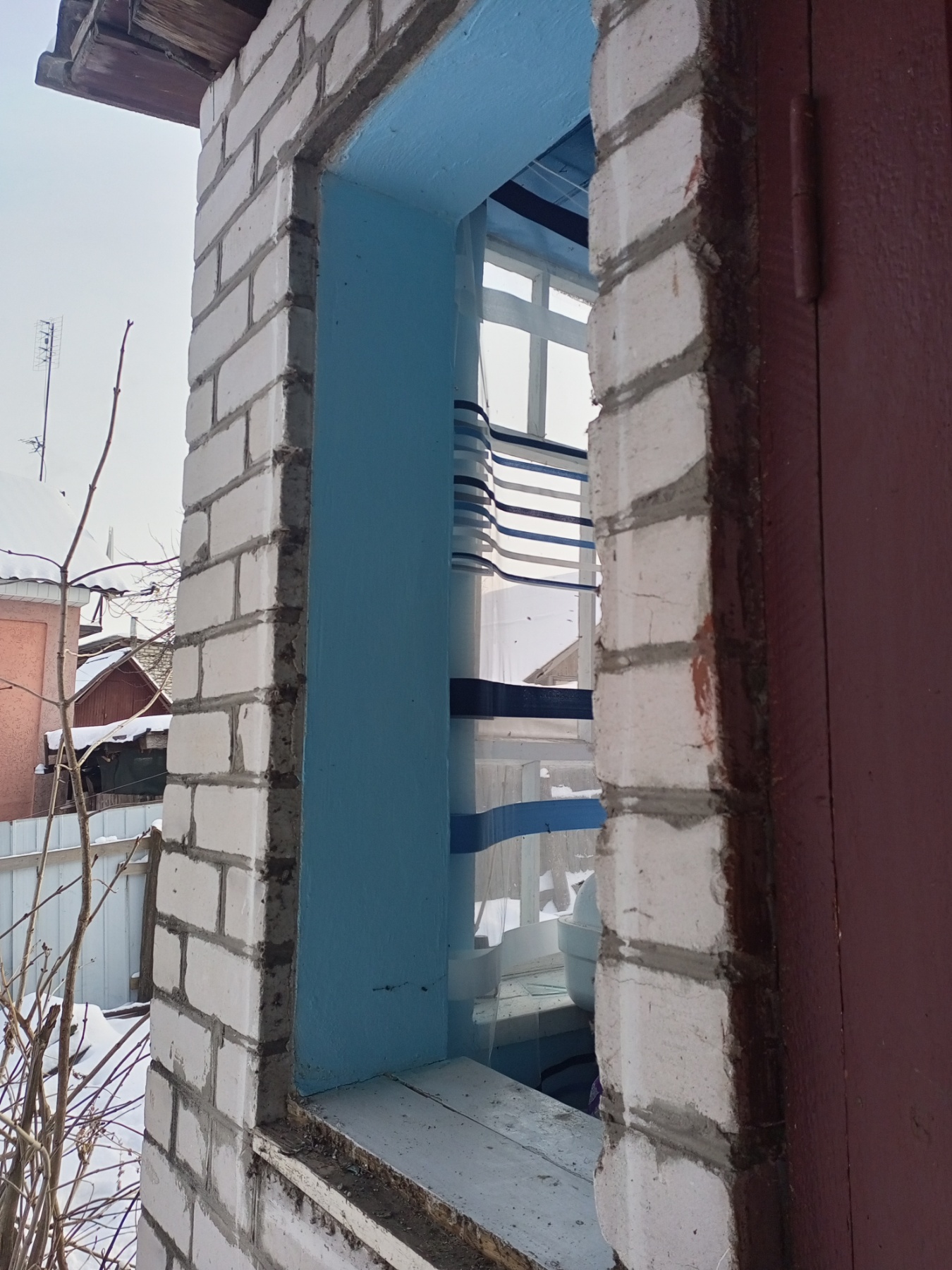 Будинок жінки, яка виховує самотужки доньку, потрапив під обстріл, пошкоджено 9 вікон