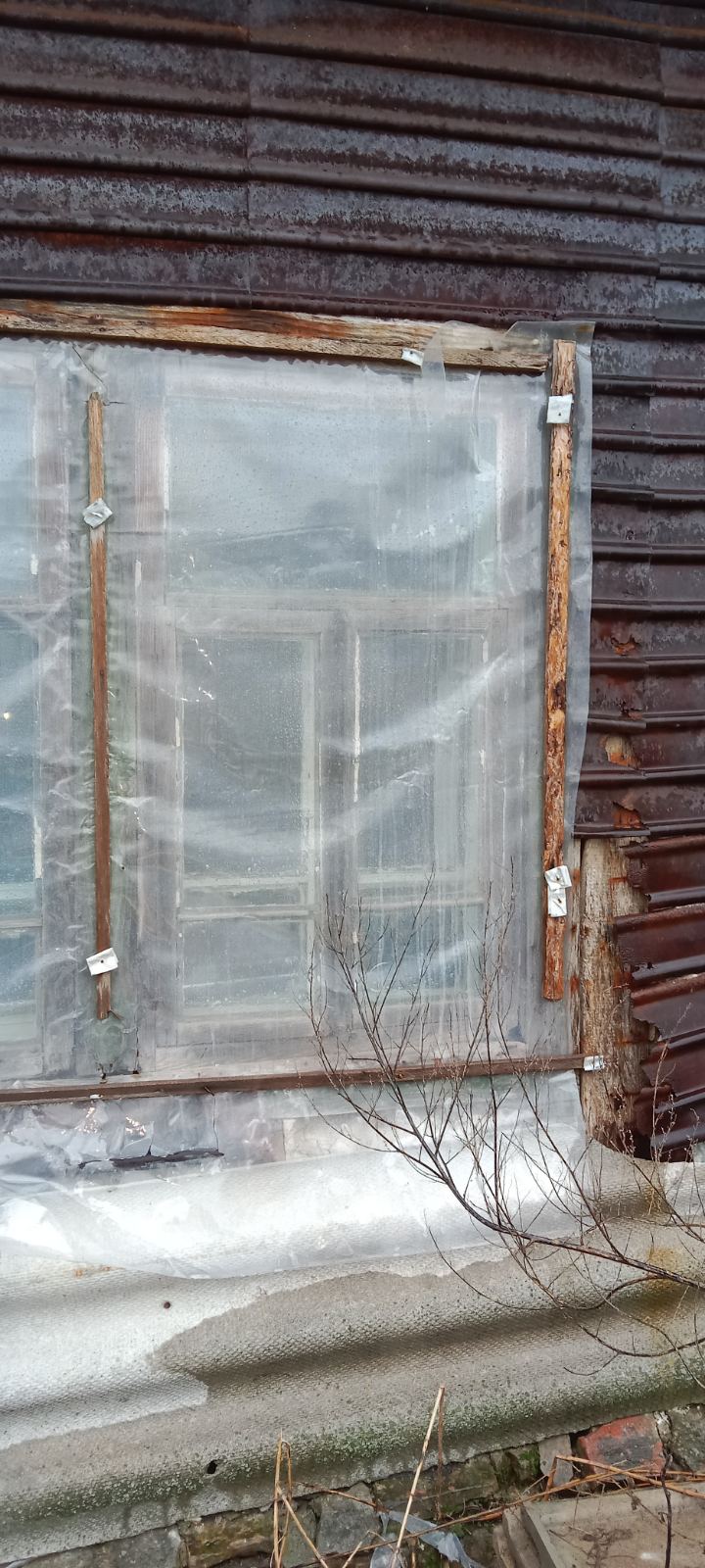 Жінка з двома дітьми з Миропілля живуть в будинку без вікон