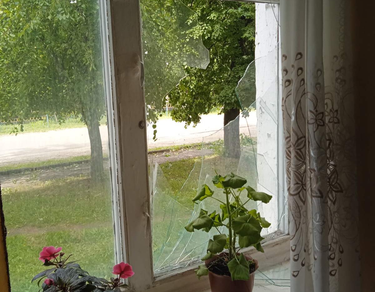 Потрібна допомога родині, у якої внаслідок обстрілу у квартирі були пошкоджені вікна та балконні двері