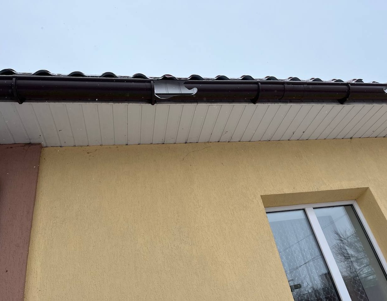 Внаслідок ракетного обстрілу суттєво пошкоджено будинок родини з міста Зміїв