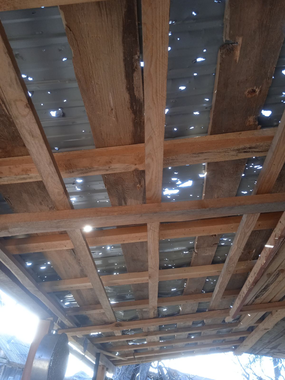 Після обстрілу родина залишилась без вікон та даху