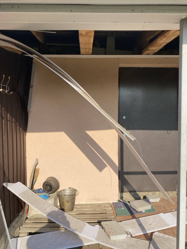 В будинку вчительки пошкоджено 100 м кв даху, вікна та двері