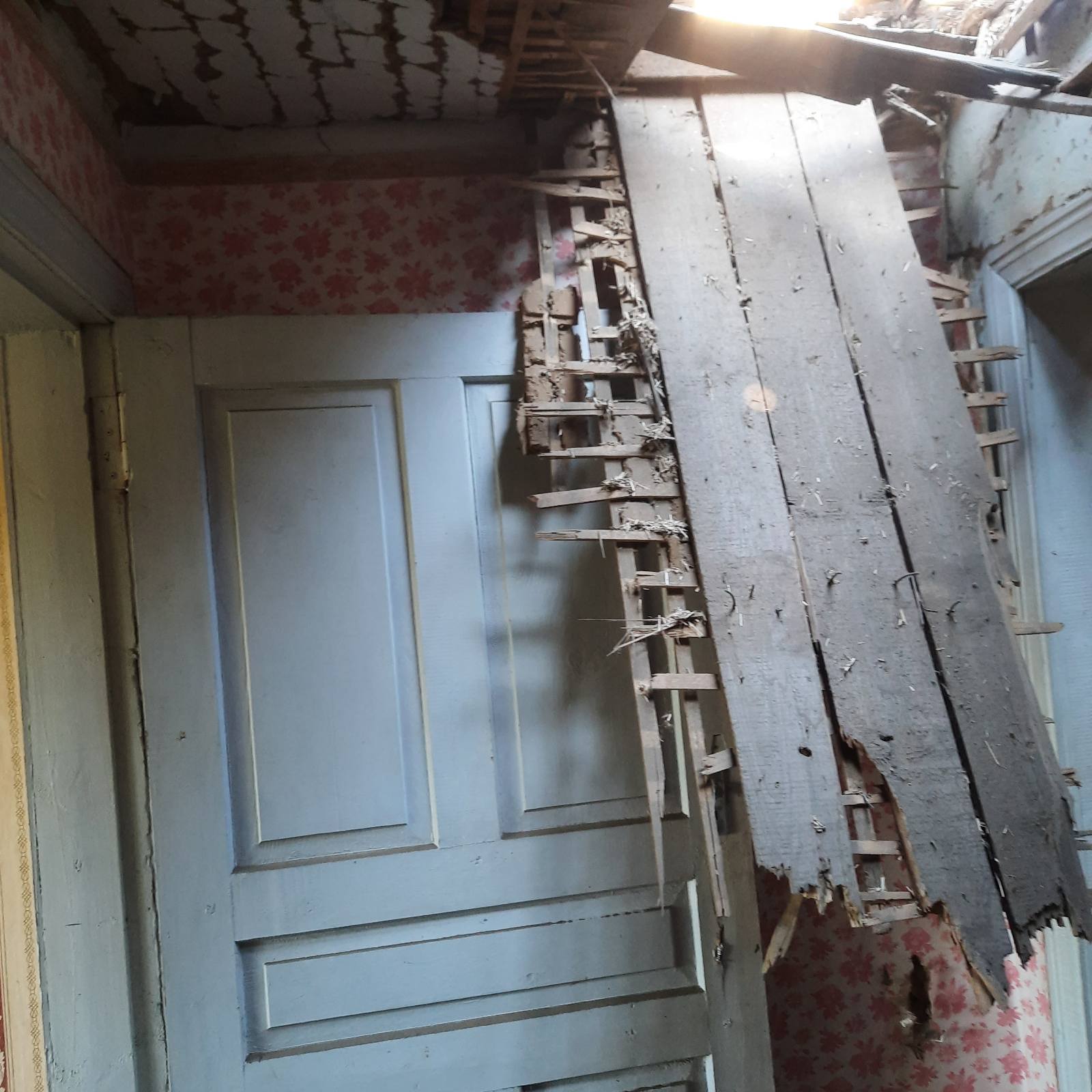 Житло родини зі Зноб-Новгородського серйозно постраждало під час обстрілу