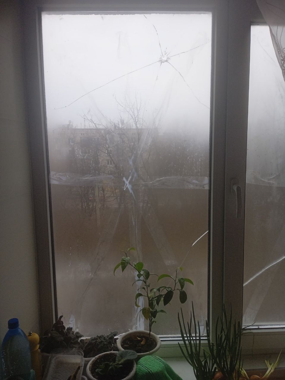 Восени подружжя пенсіонерів замінили вікна у квартирі, як ворожі обстріли знову завдали шкоди