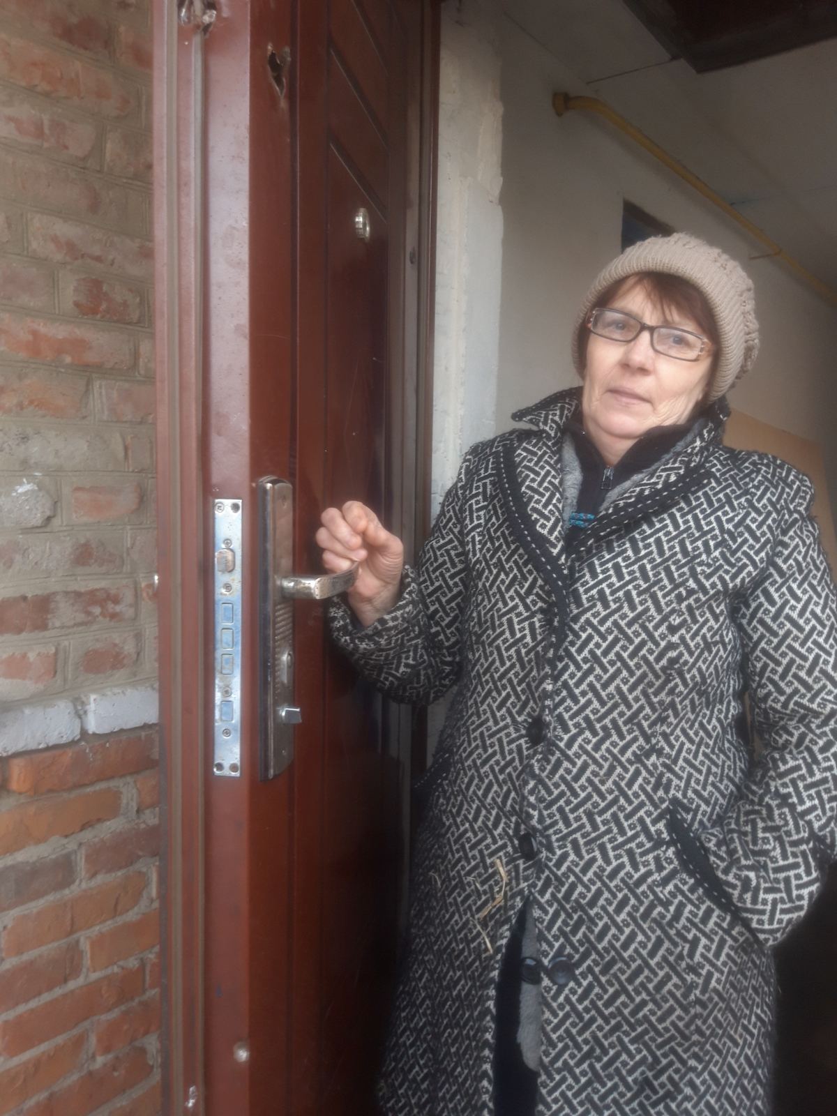 Пенсіонерка, яка після обстрілу потрапила до лікарні, просить допомогти замінити пошкоджені двері