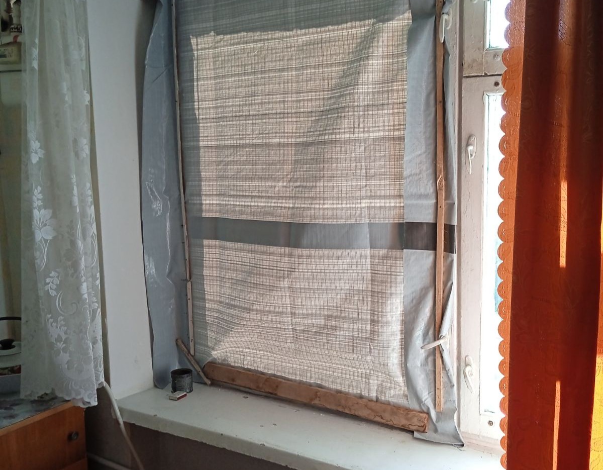 85-річна жінка, яка не виходить із квартири, живе з пошкодженими вікнами