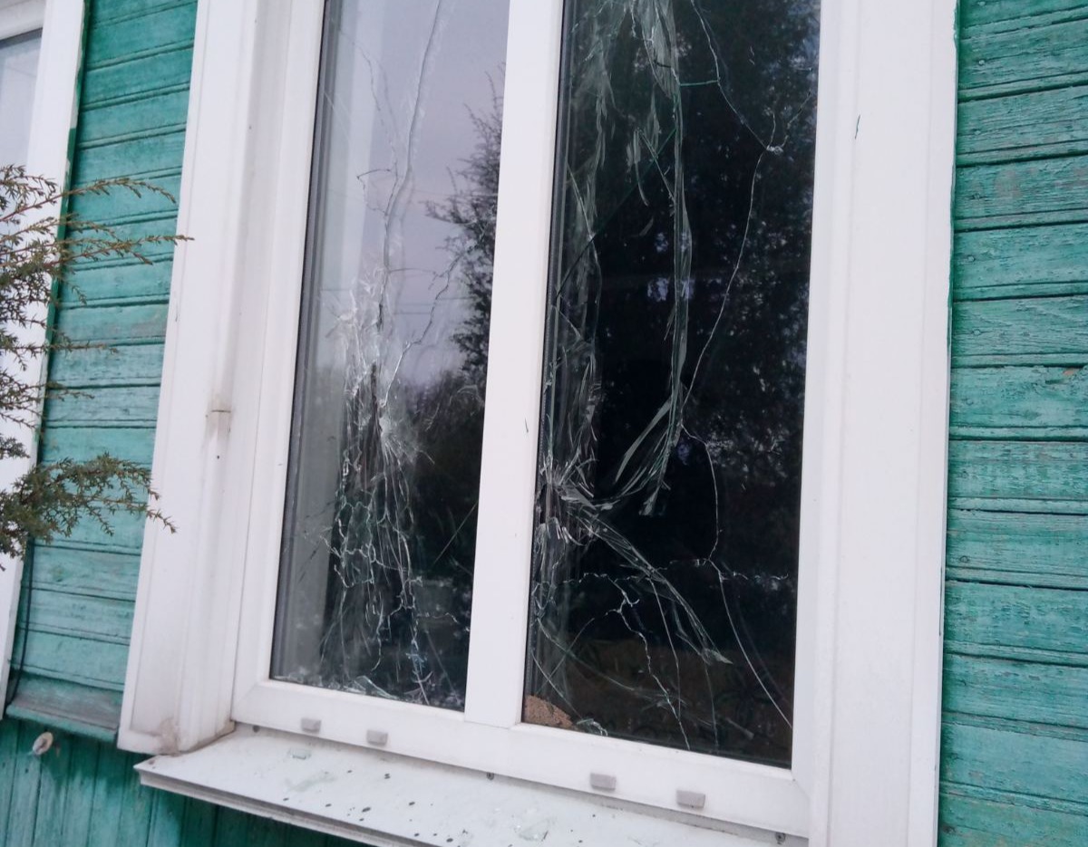 Родина із Середино-Буди, у якої під час обстрілу постраждали вікна, потребує допомоги