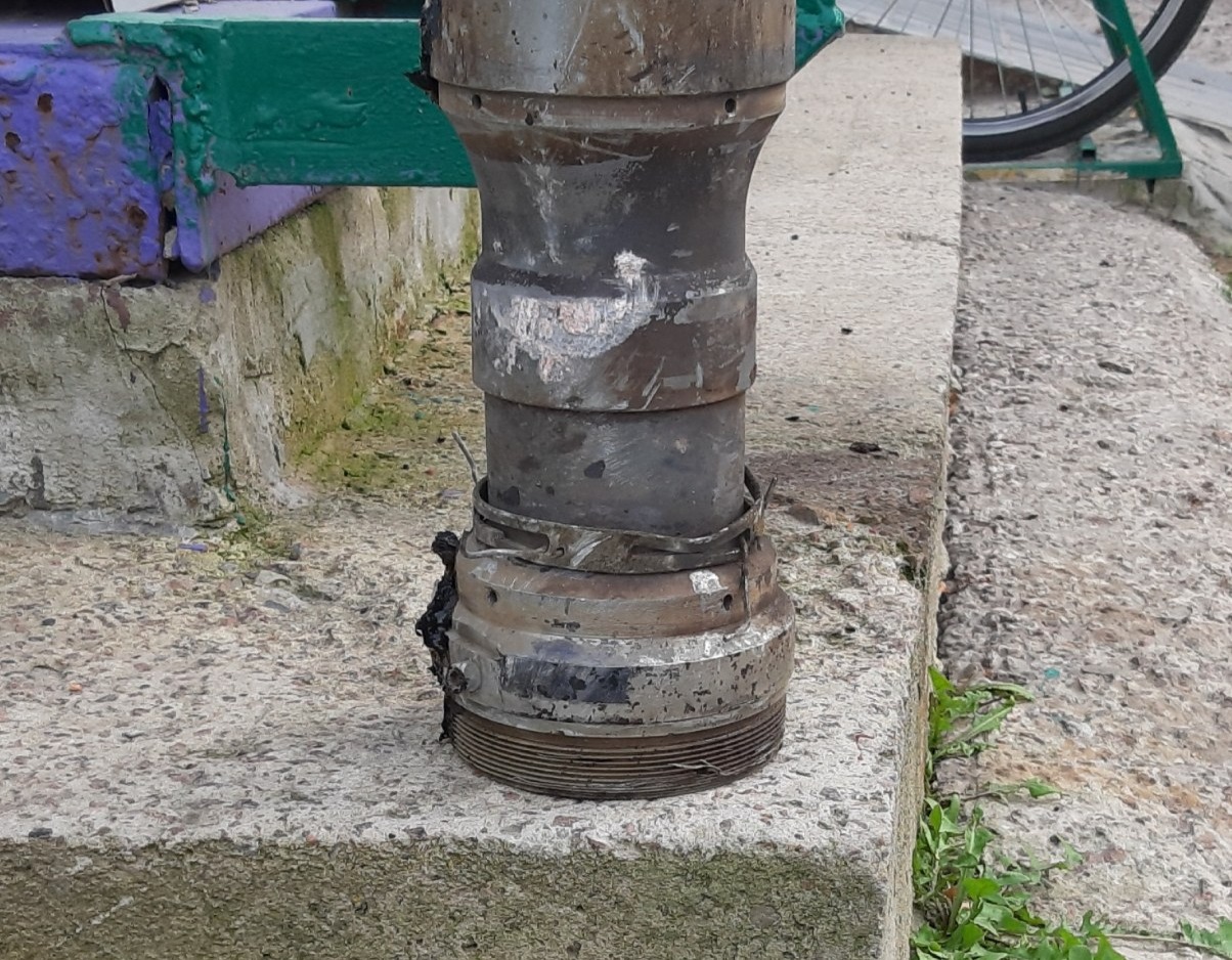 Мешканка багатоповерхівки просить допомоги, бо над її квартирою пошкоджений дах