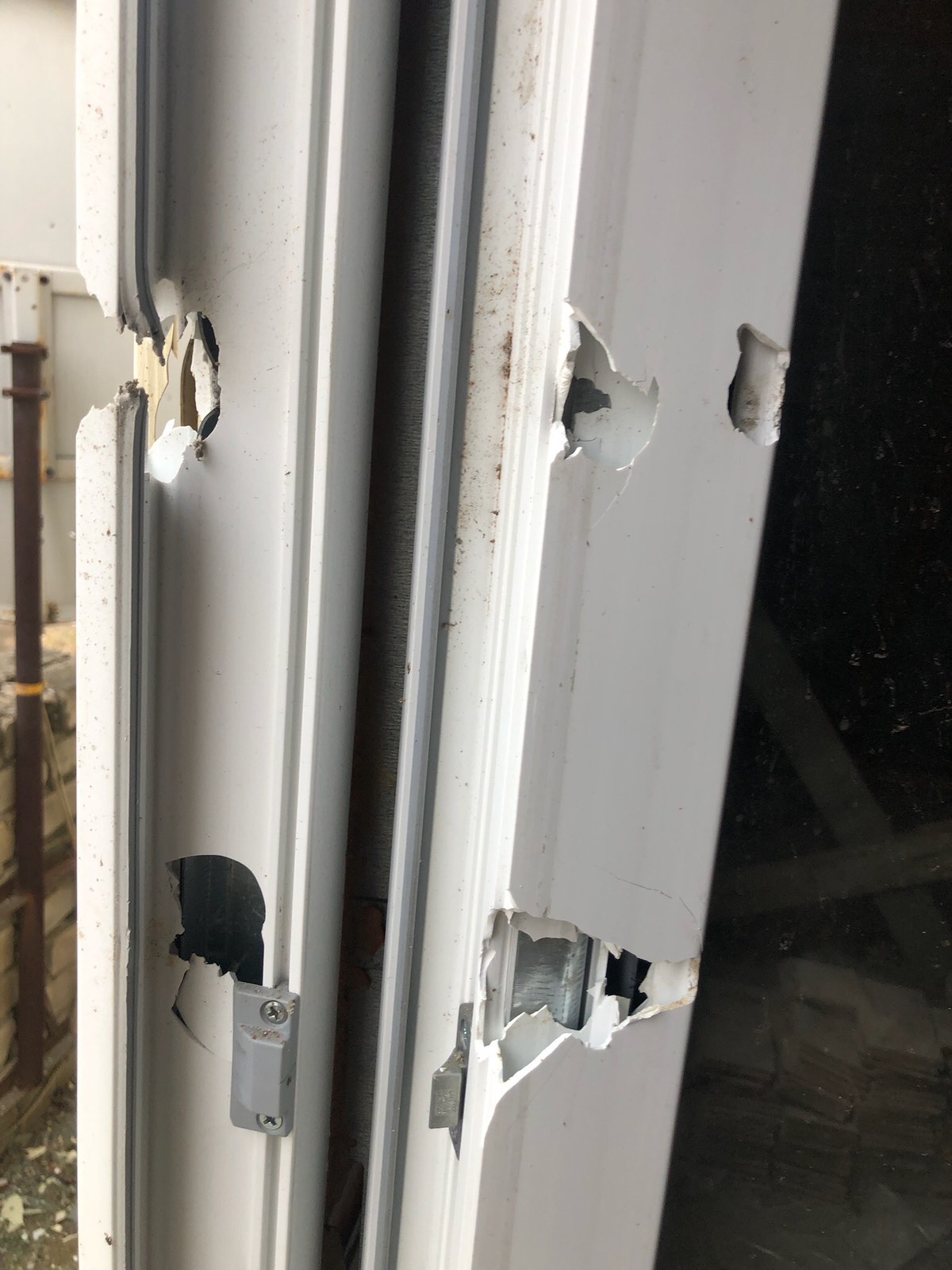 Багатодітній родині з Херсонщини вибило всі вікна у будинку