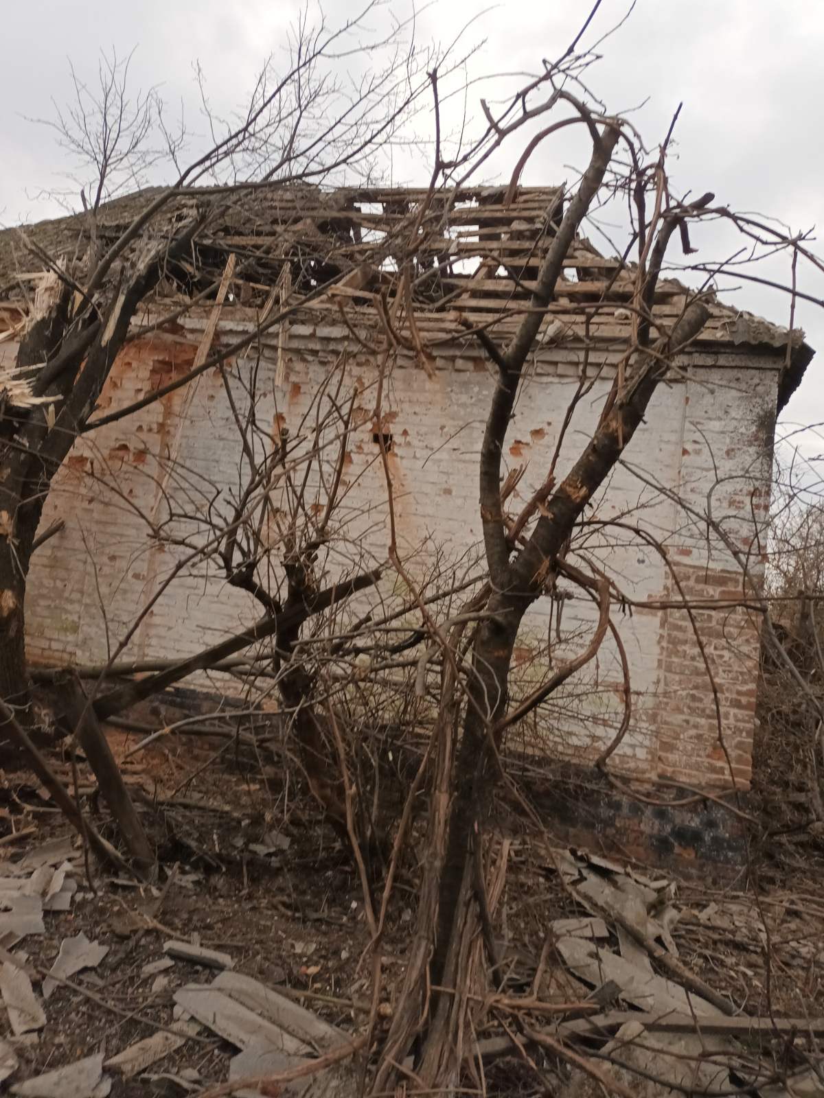 Ворог дуже пошкодив будинок самотнього пенсіонера з прикордоння Сумщини - потрібна допомога