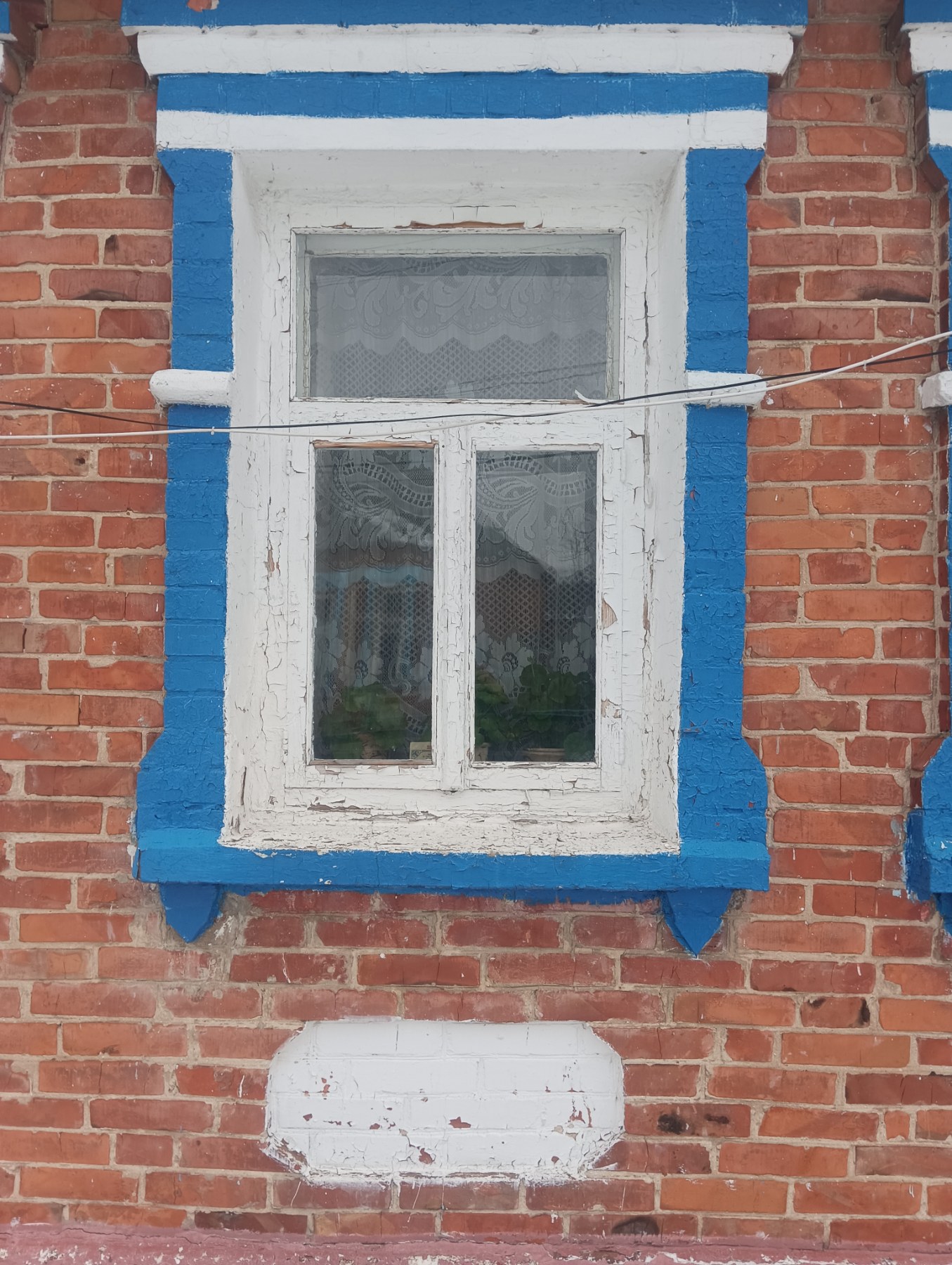 Подружжя пенсіонерів з Кияниці живе в пошкодженому обстрілом будинку 