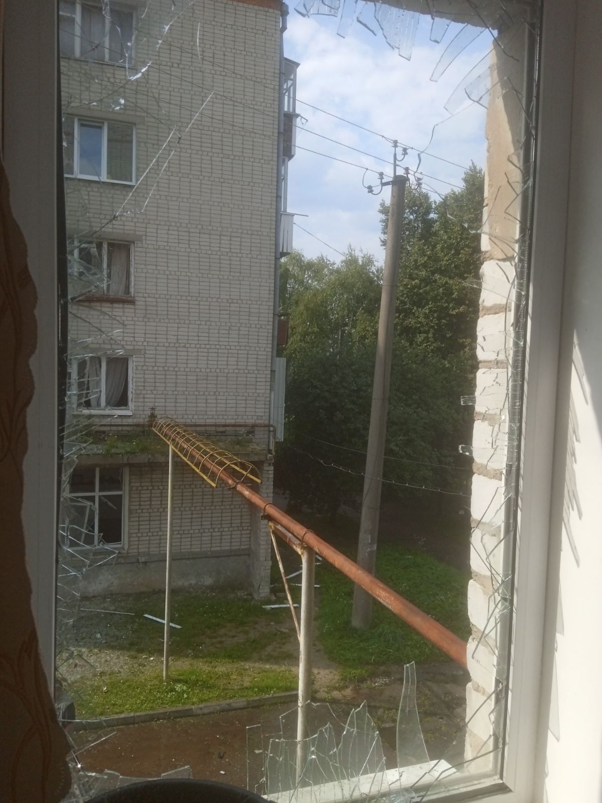 Вибило вікна у квартирі вчительки з Сумщини