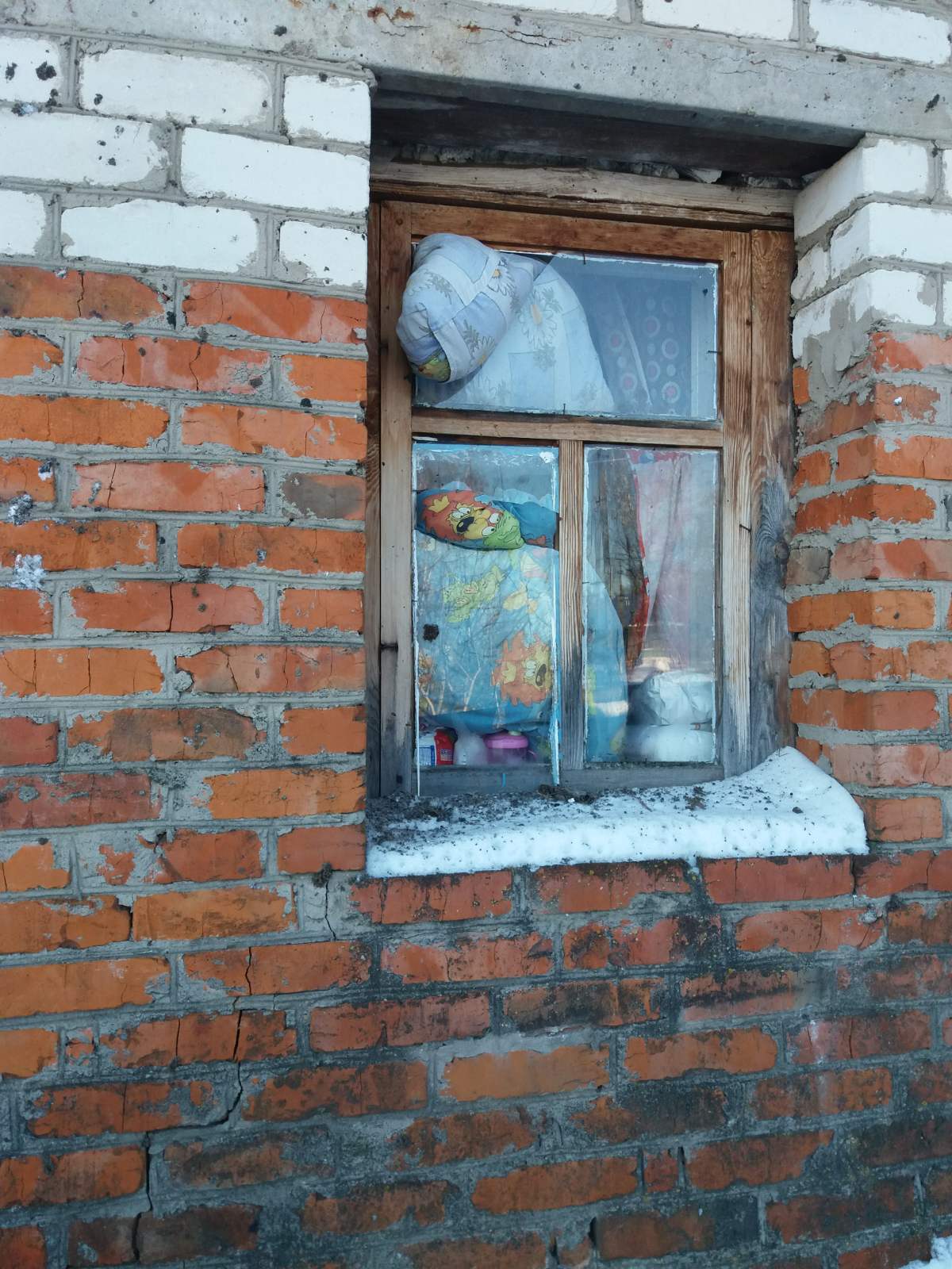 Ворожі обстріли по селу Ромашкове пошкодили вікна в будинку пенсіонерки