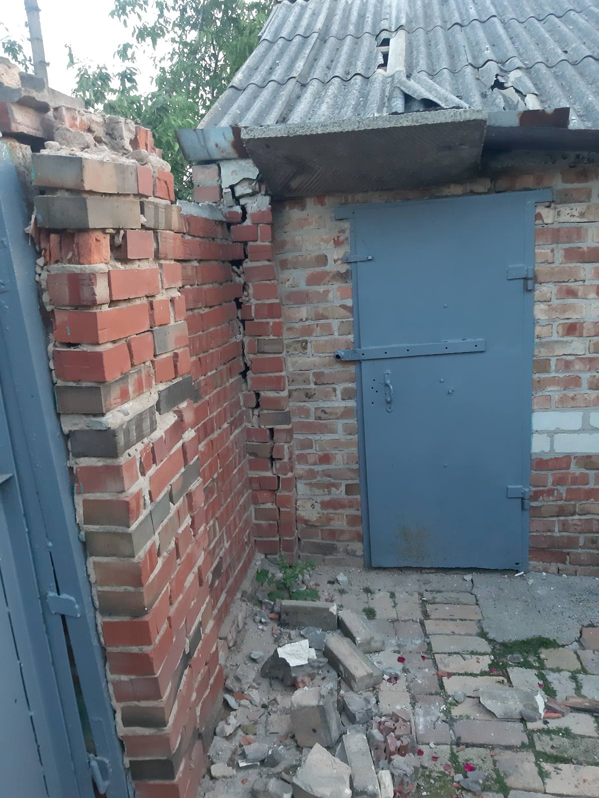 Через ворожі обстріли будинок 81-літньої жінки у непридатному для життя стані