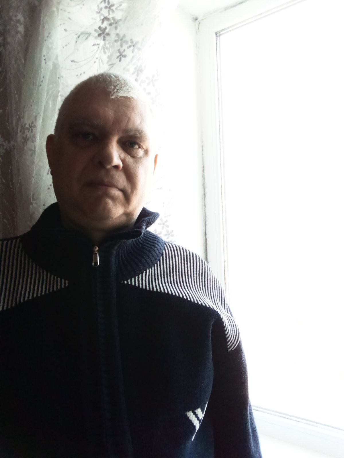 Подружжя з Сумщини просить допомогти замінити їм пошкоджені вікна