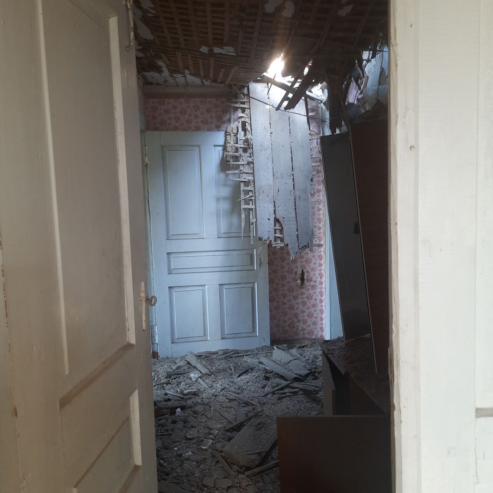 Житло родини зі Зноб-Новгородського серйозно постраждало під час обстрілу