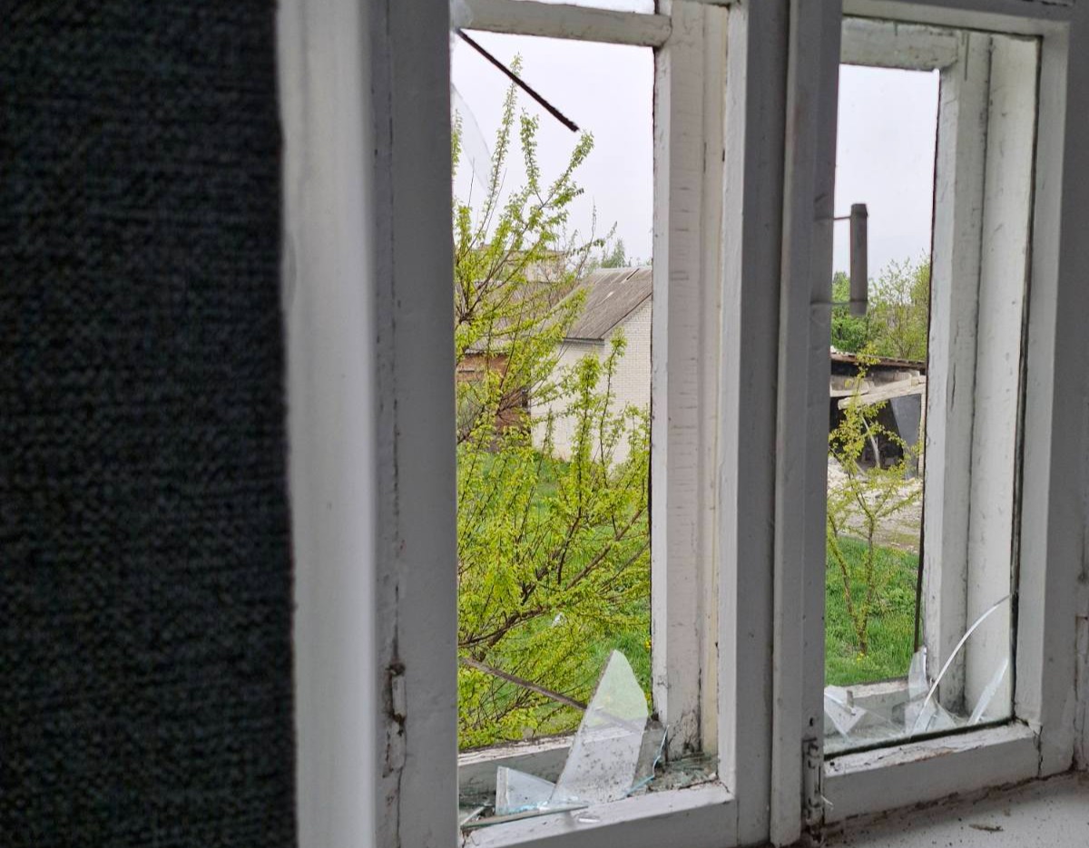 Працівник лікарні з міста Білопілля, який частково втратив слух під час вибуху, просить допомоги у відновленні будинку