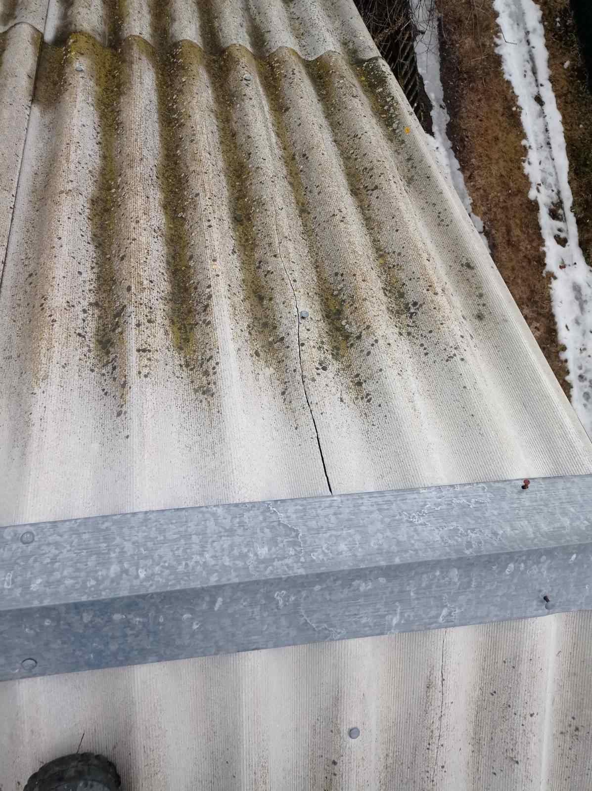 Родина з маленькою дитиною живе у пошкодженому будинку