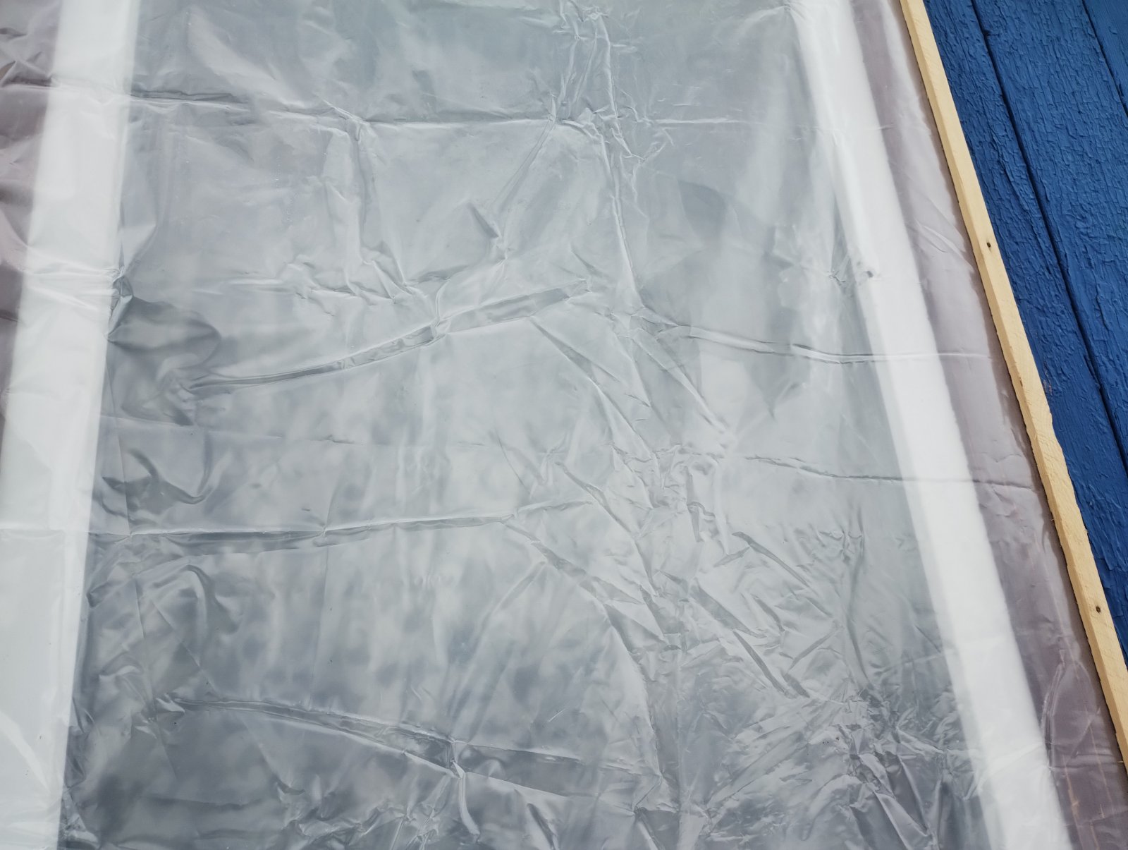 Подружжя пенсіонерів мешкає в будинку з розбитими вікнами