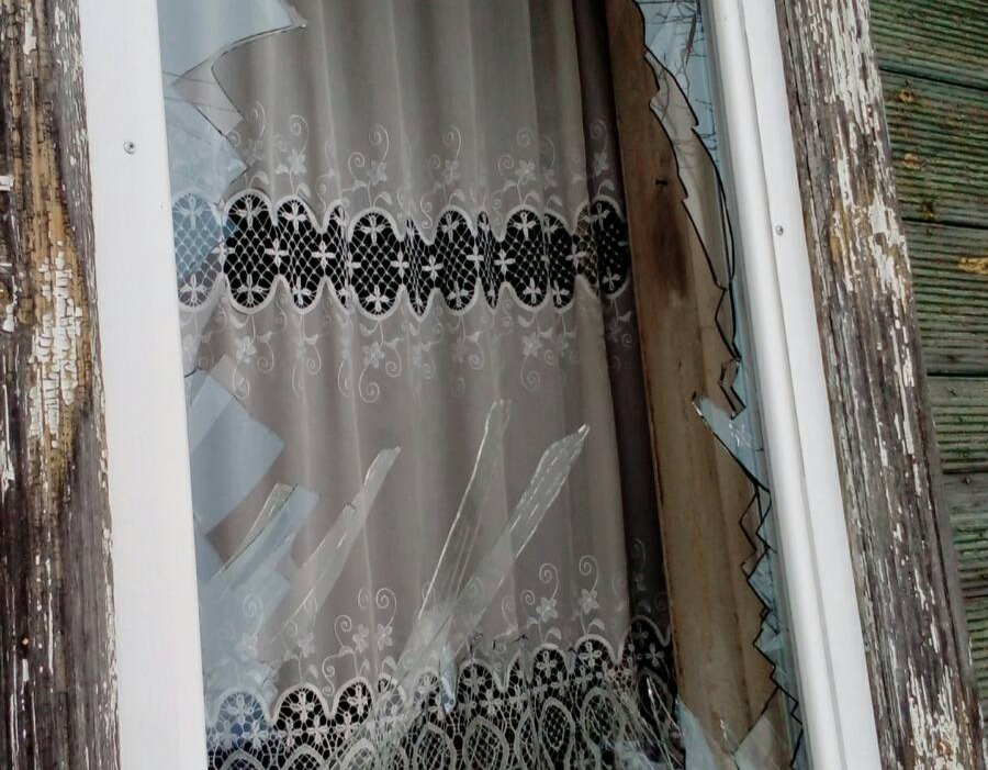 У будинку пенсіонерів пошкоджені вікна та дах, вони просять допомогти у відновленні