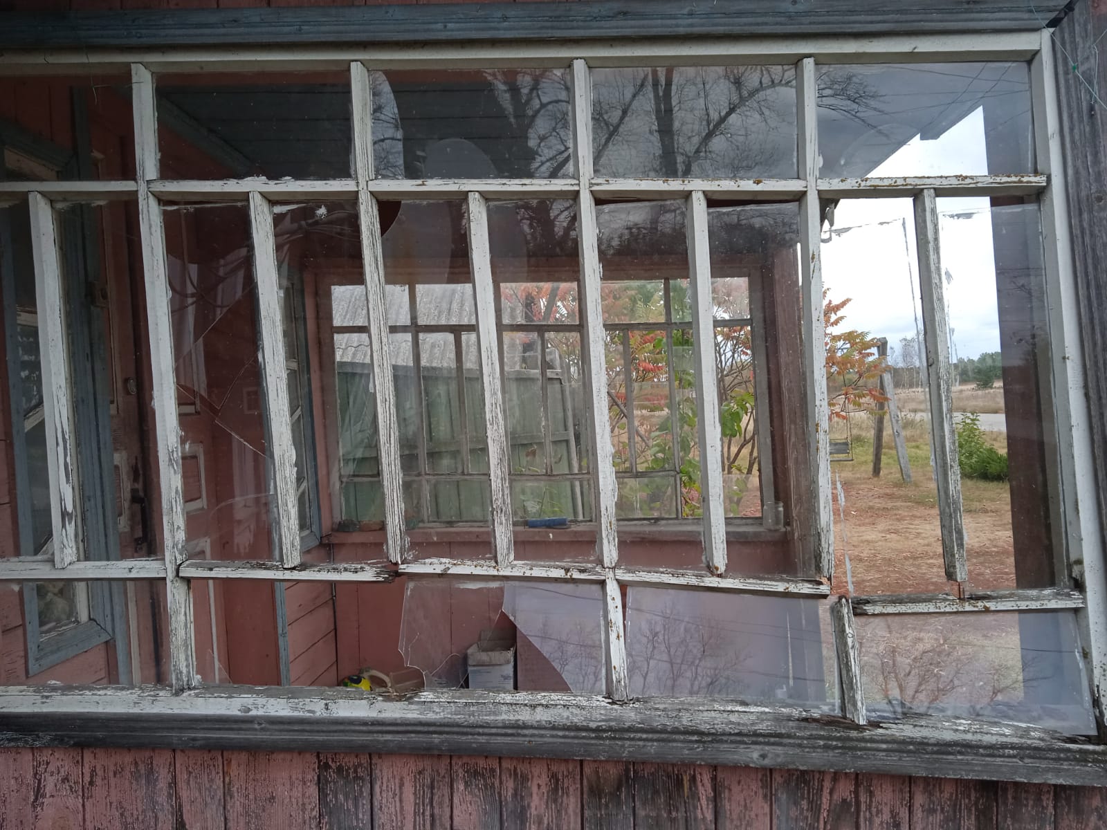 Сім'я хоче повернутися додому, тому просять допомогти відбудувати будинок