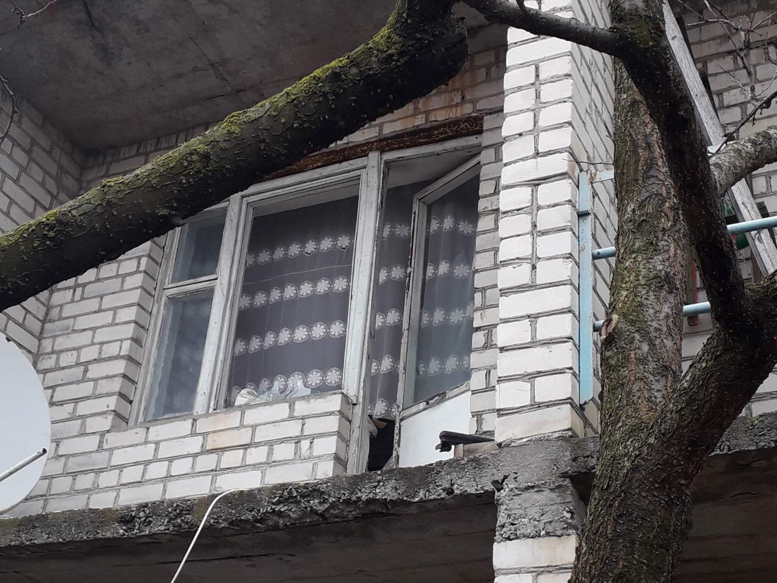 Багатодітній родині з Херсонщини вибило всі вікна у будинку