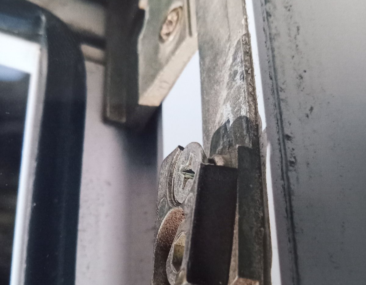 В квартирі літнього чоловіка з Білопілля потрібна заміна вікон