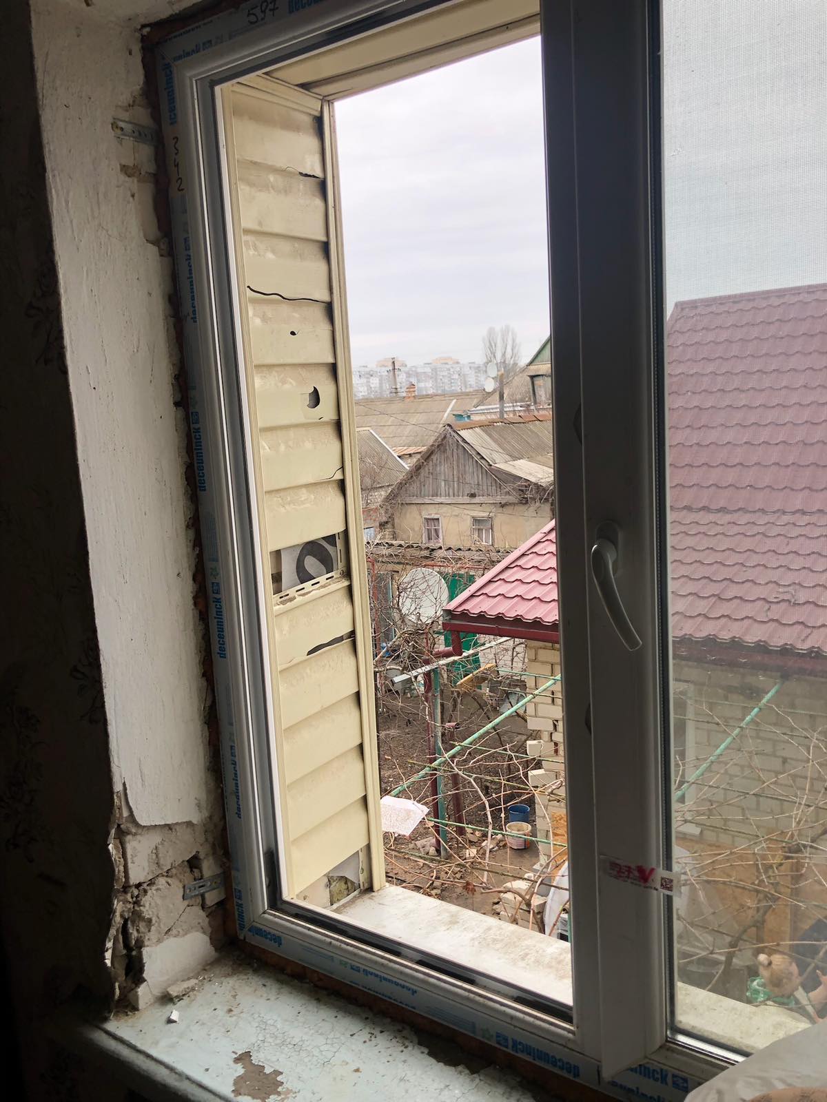 Багатодітній родині з Херсонщини вибило всі вікна у будинку