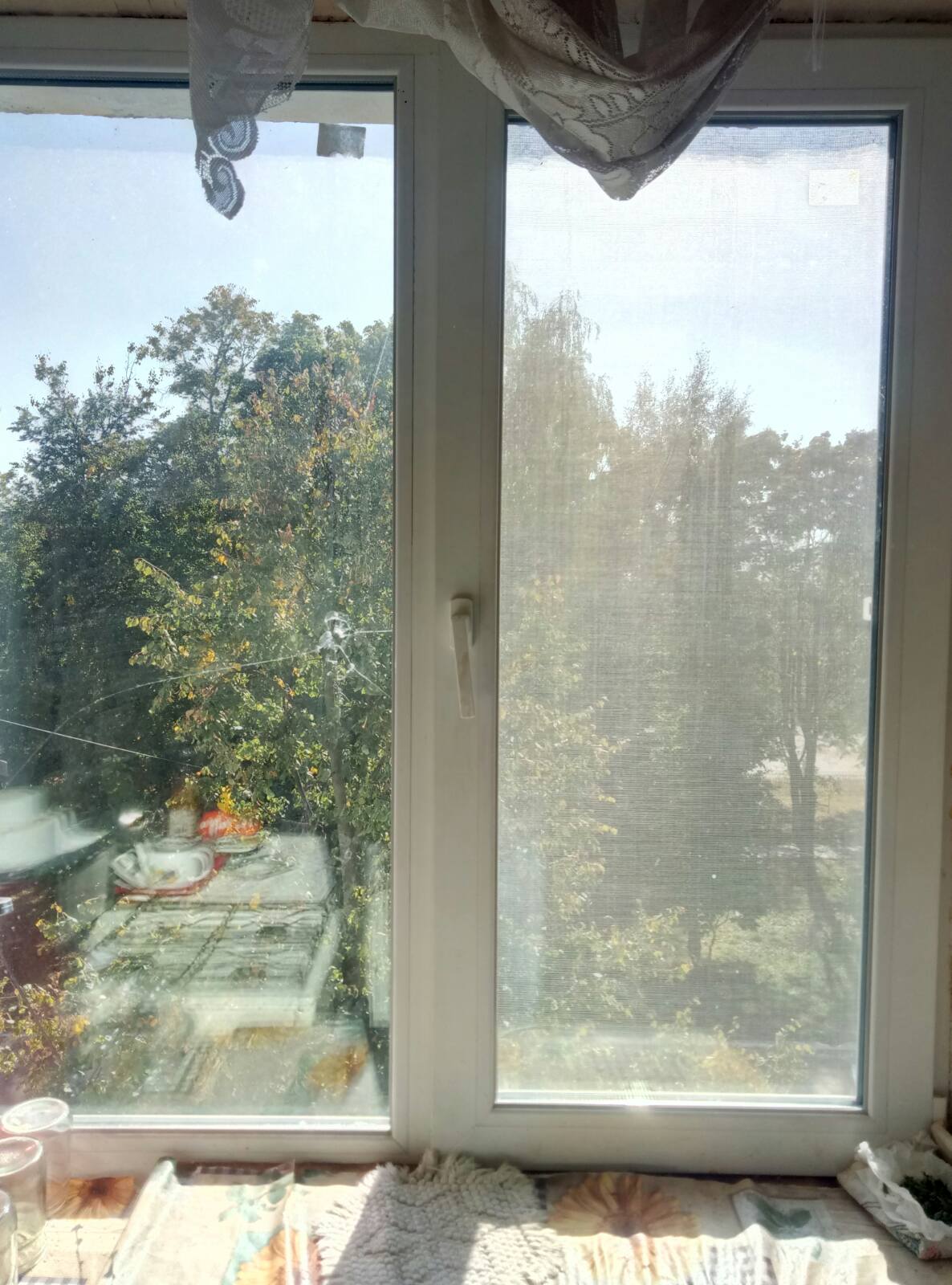 80-літня пенсіонерка живе у квартирі з вибитими вікнами