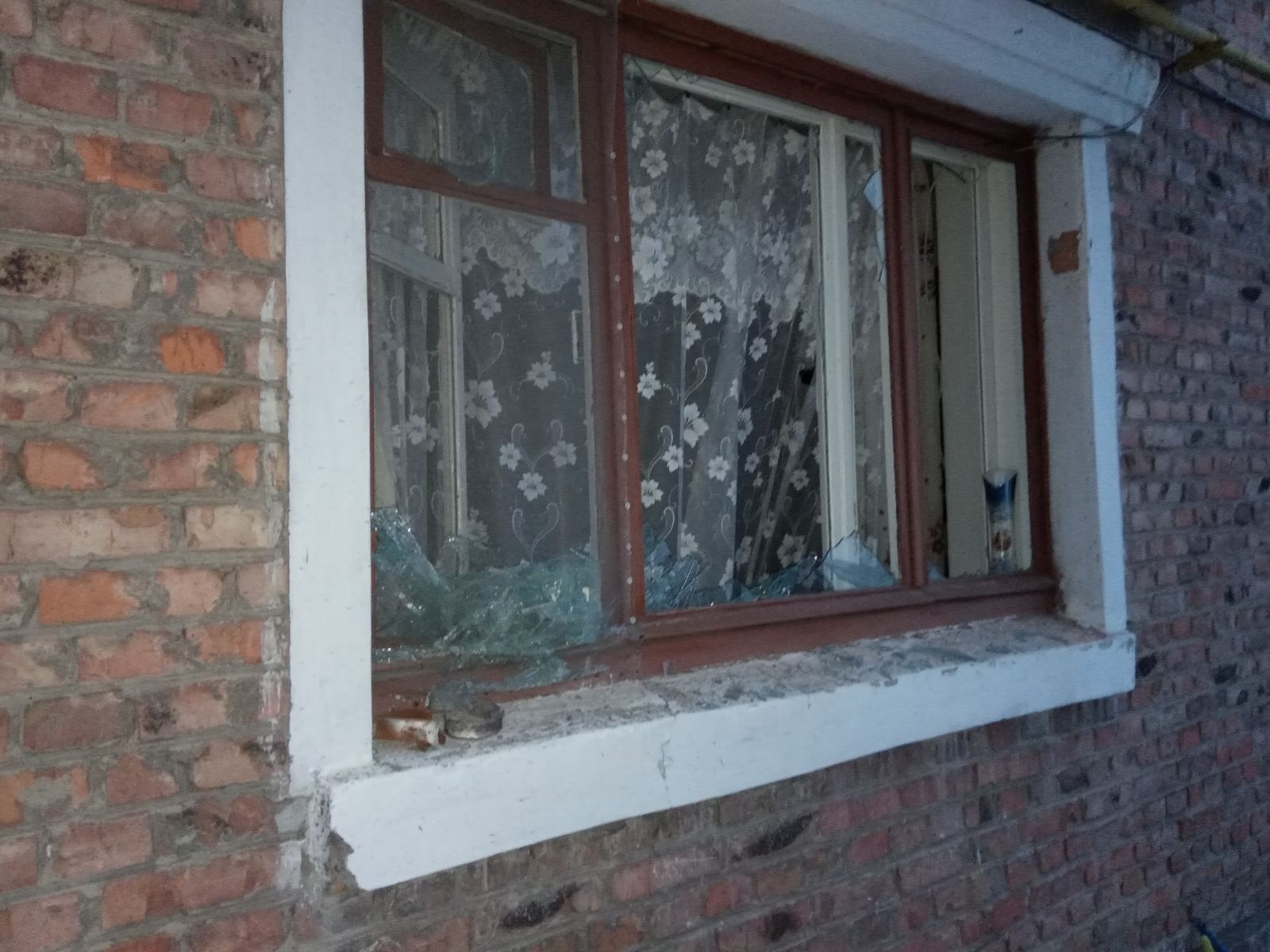 Після обстрілу в стінах будинку дірки