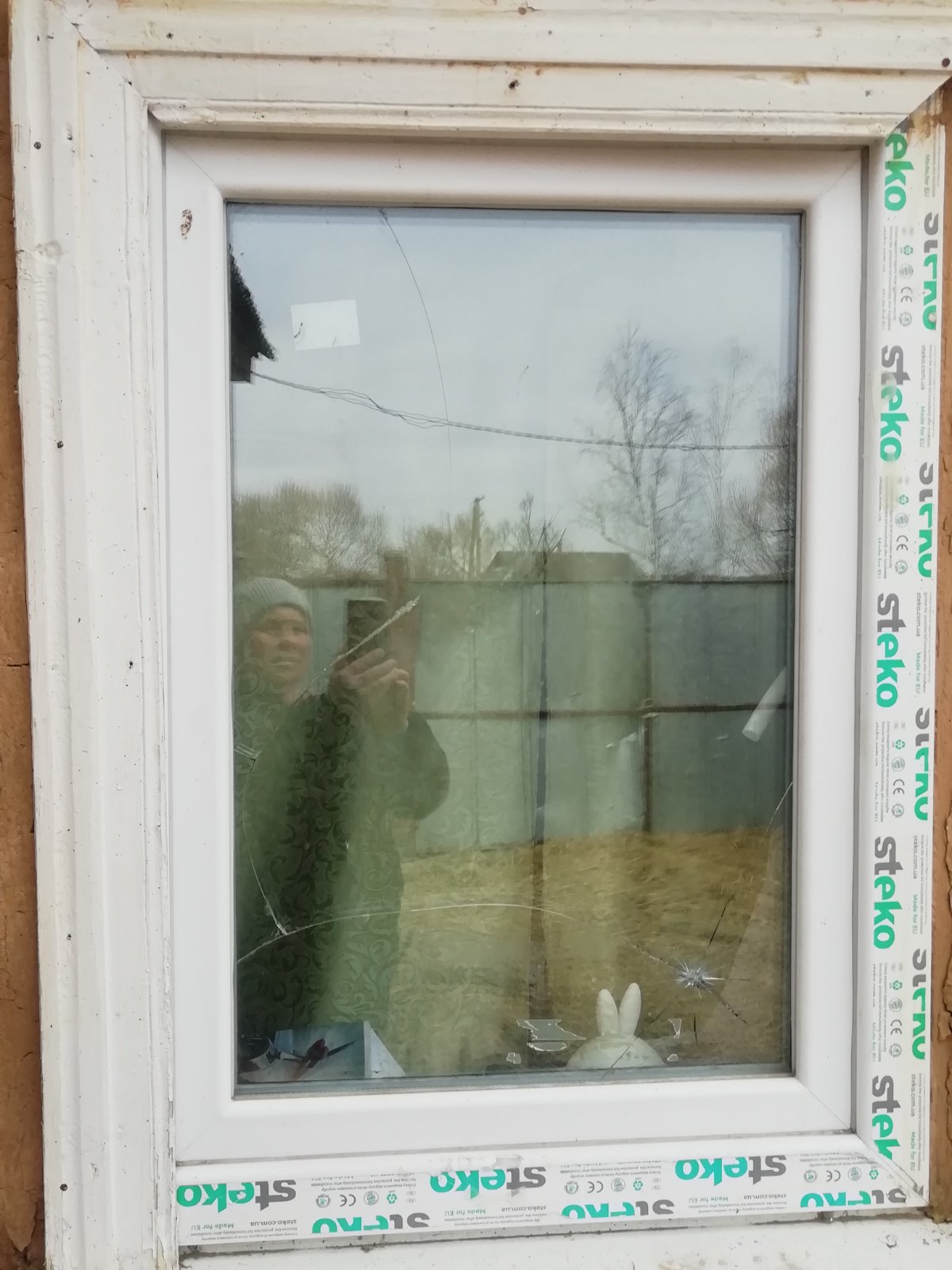 Жінка з дітьми, яка живе з п'ятьма пошкодженими вікнами та дахом, потребує допомоги