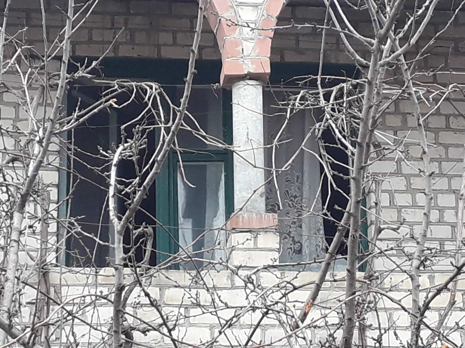 Багатодітній родині з Херсонщини вибило всі вікна у будинку