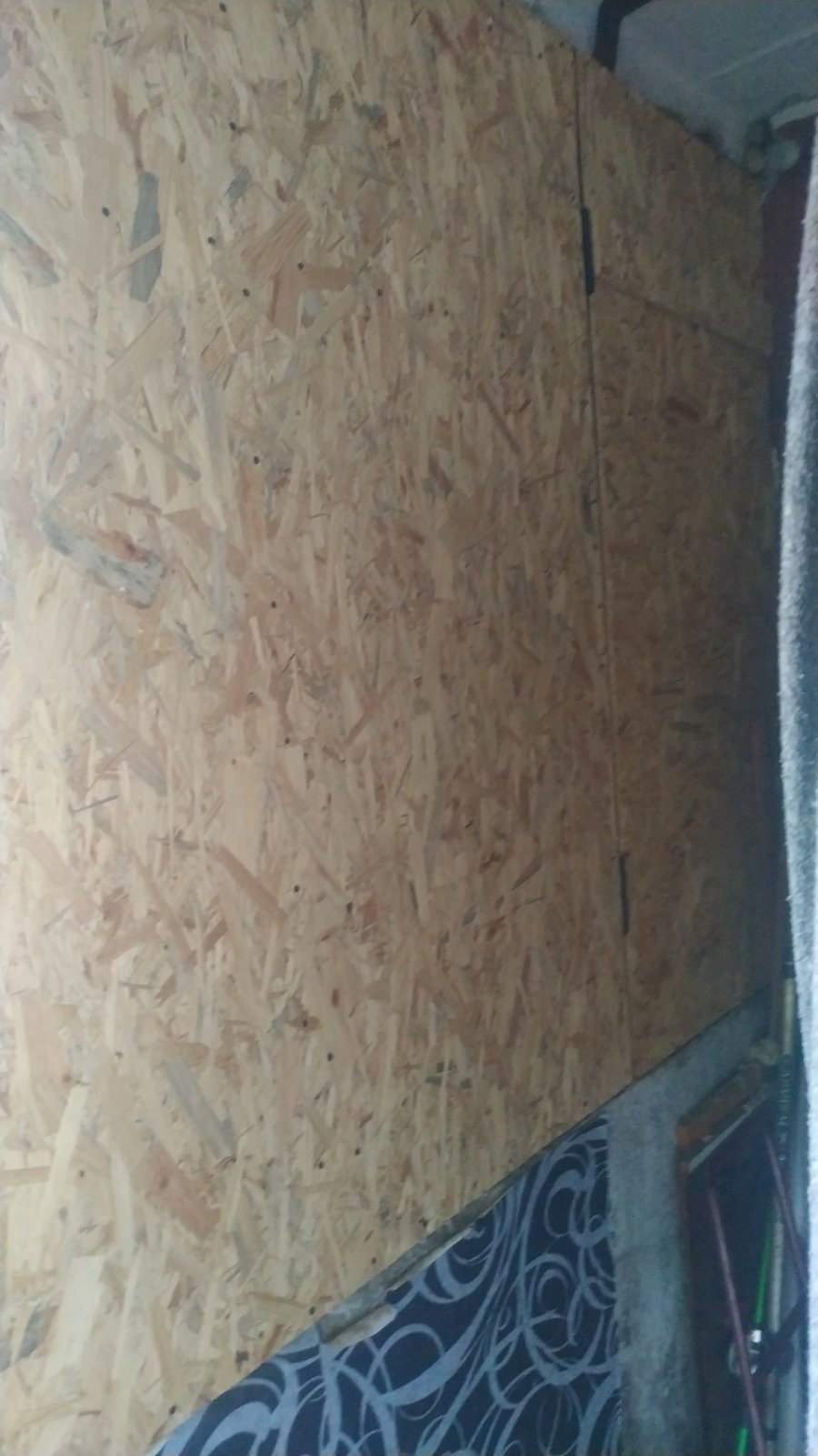 Жінка з двома малими дітьми з Харкова проживає в квартирі з пошкодженими вікнами