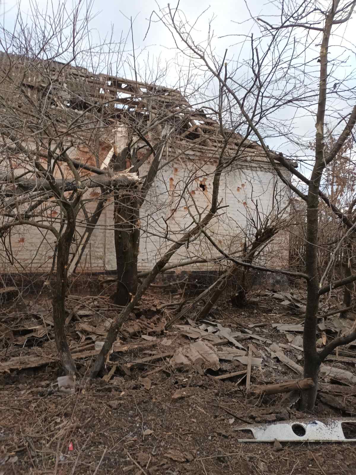 Ворог дуже пошкодив будинок самотнього пенсіонера з прикордоння Сумщини - потрібна допомога